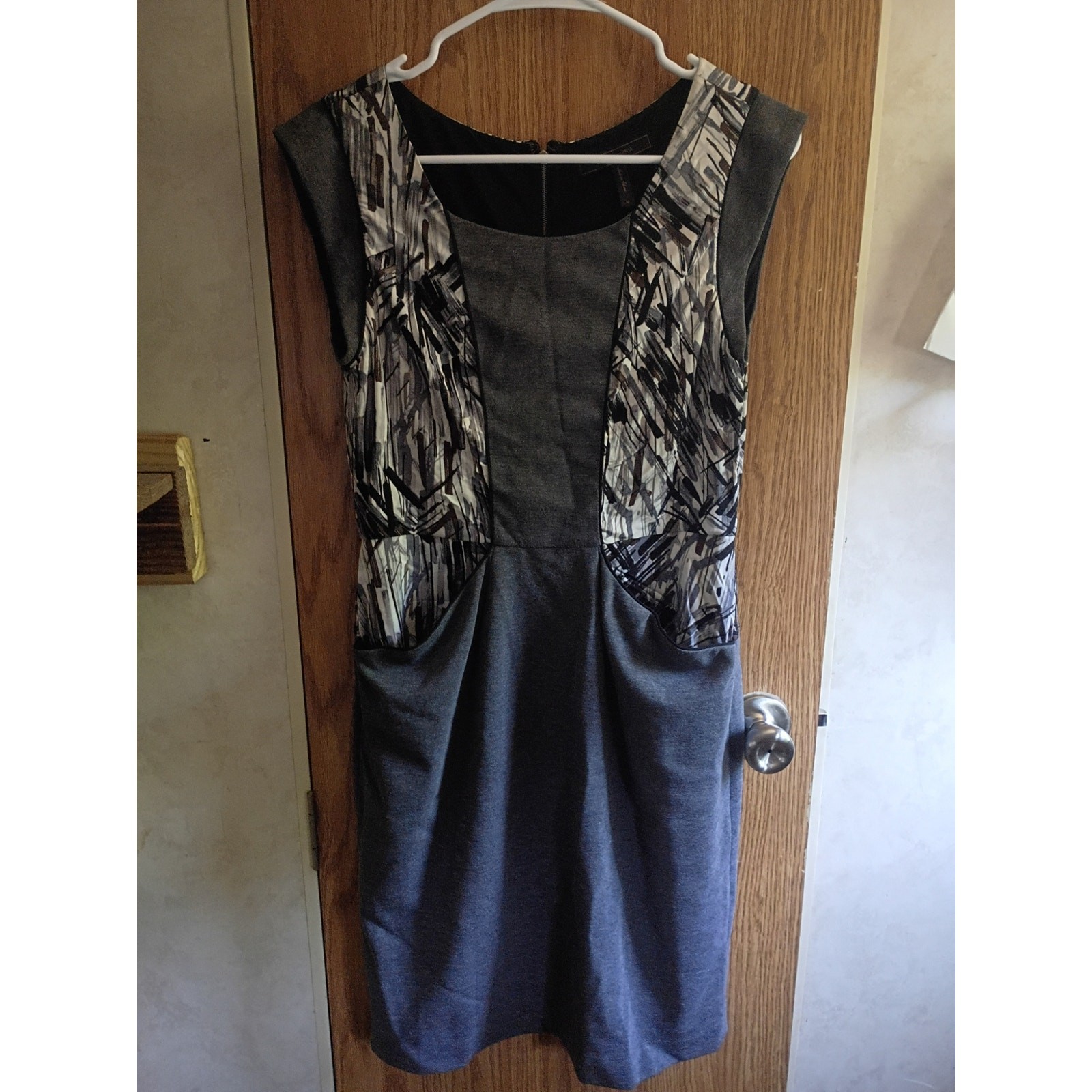 BCBGMAXAZRIA Sleeveless Sheath Dress M Pockets Exposed Zip Cocktail Office