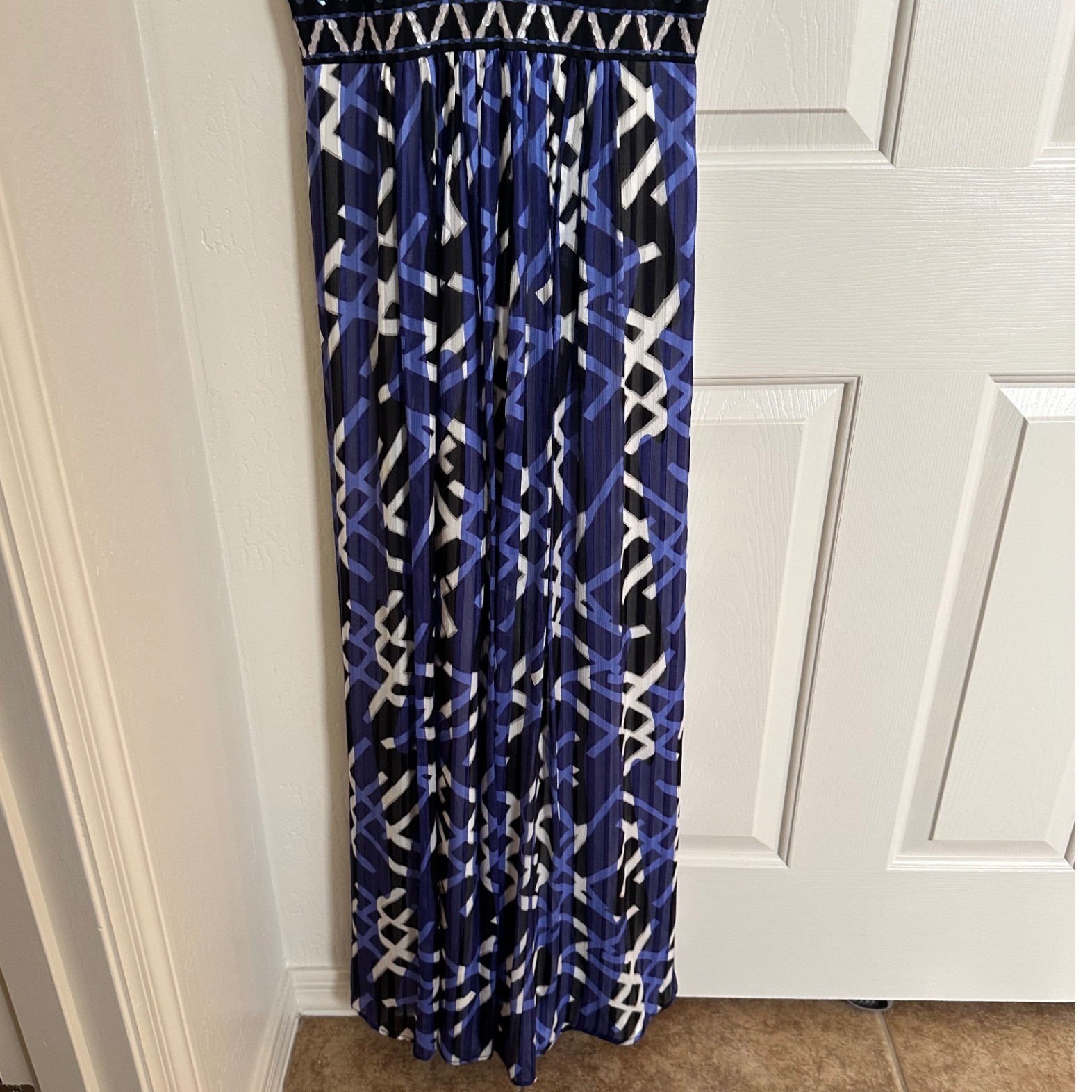 BCBGMAXAZRIA Silk Geometric Print V Neck Sleeveless Maxi Dress Blue White Black