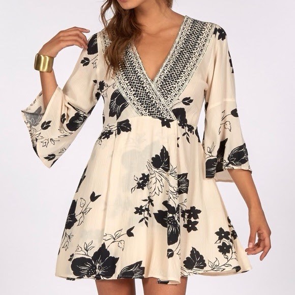Women’s Ivory/Black Floral V-Neck Lace Trim Mini Dress S 3/4 Bell Sleeve Medium