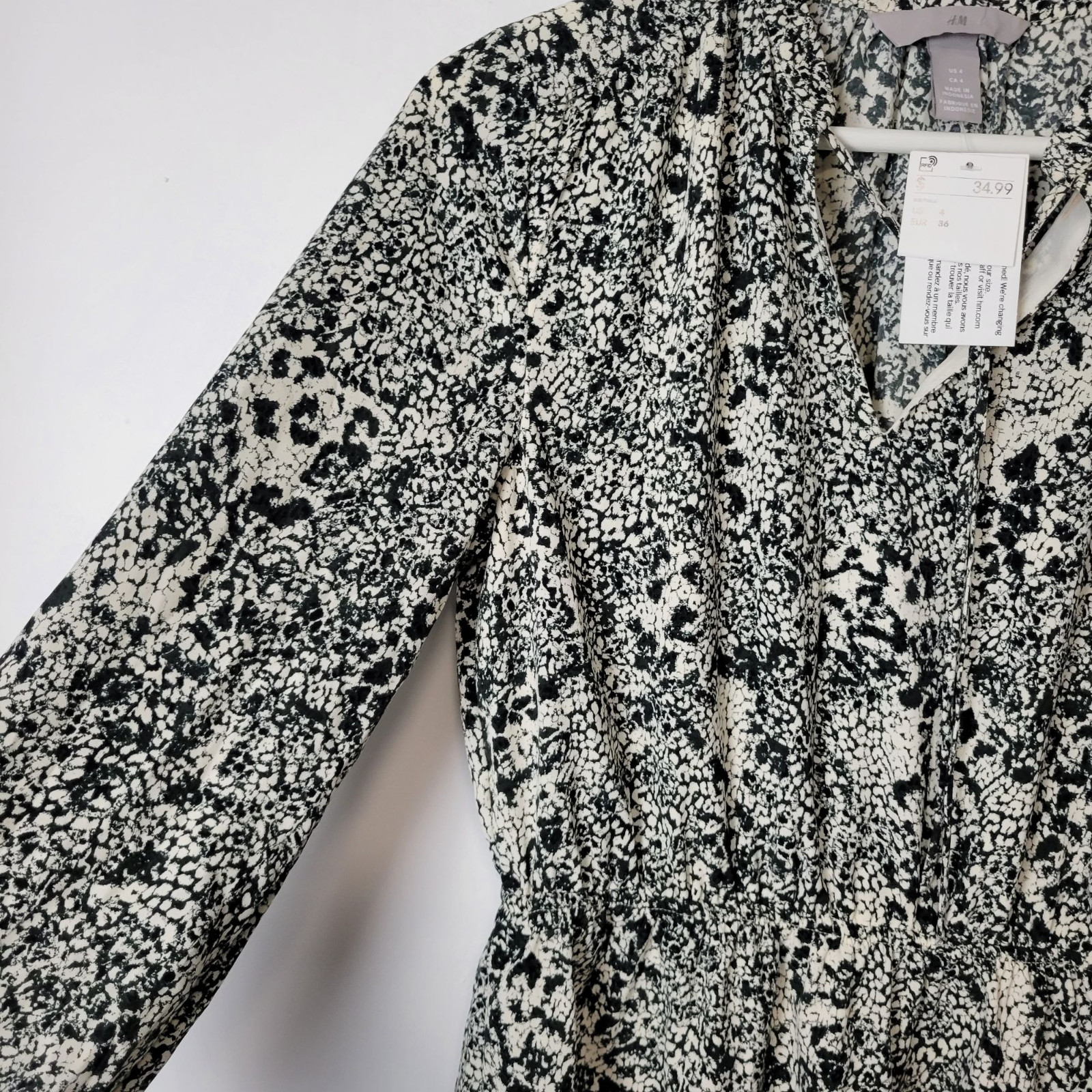 NEW H&M Snakeskin Patterned V-Neck Long Sleeve Dress Size 4