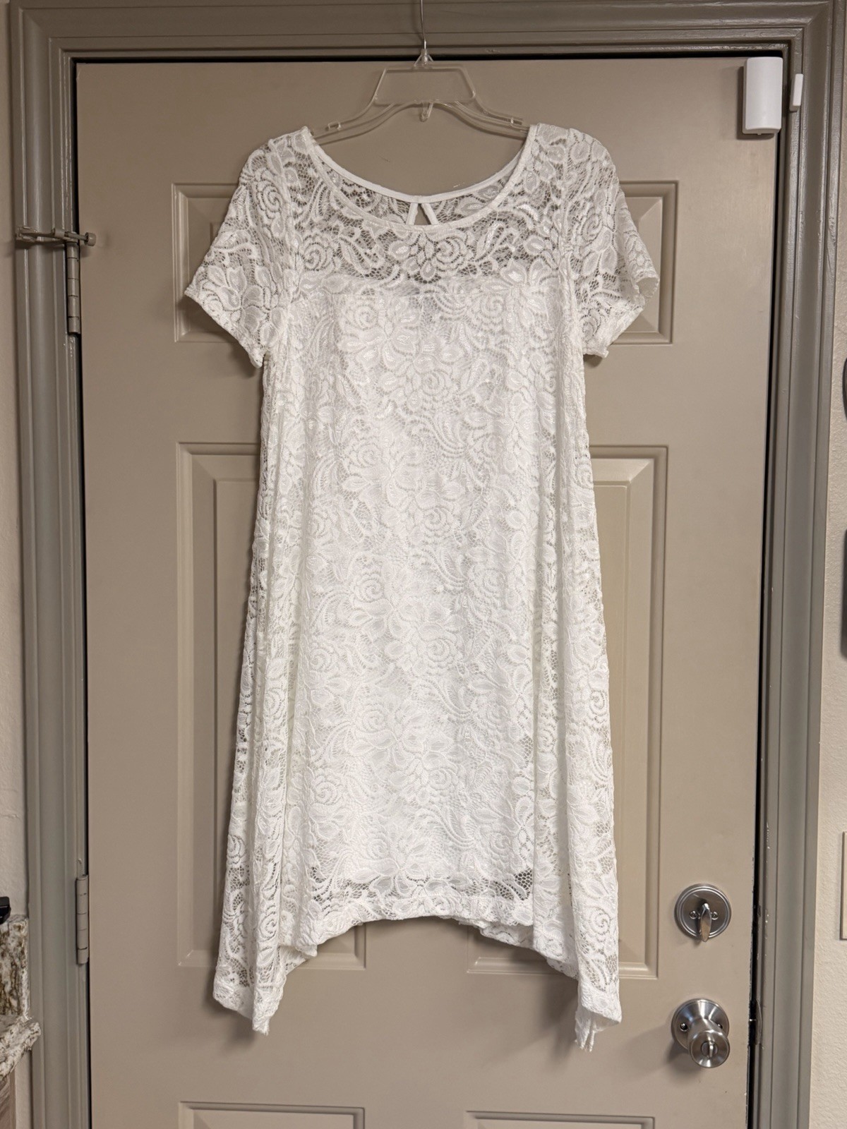 Roz & Ali Women’s size Medium White Lace Asymmetrical Short Sleeve Dress