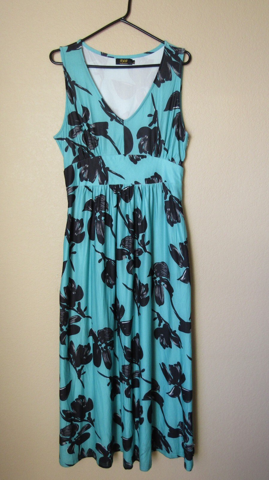 R & B Sleeveless V-Neck Side Zipper Maxi Dress with Side Pockets- Sz. L