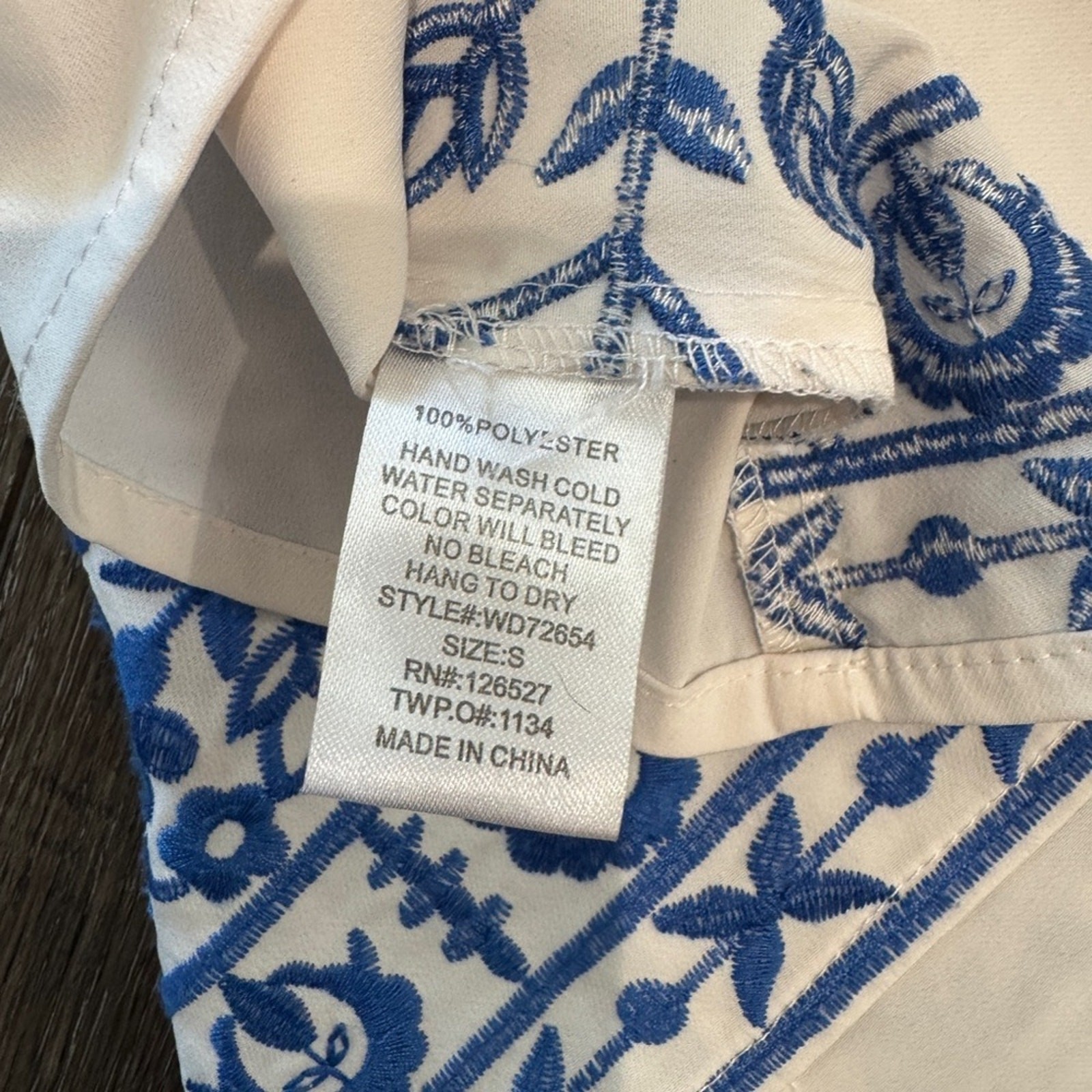 Alythea White & Blue Embroidered Shift Dress – Size Small