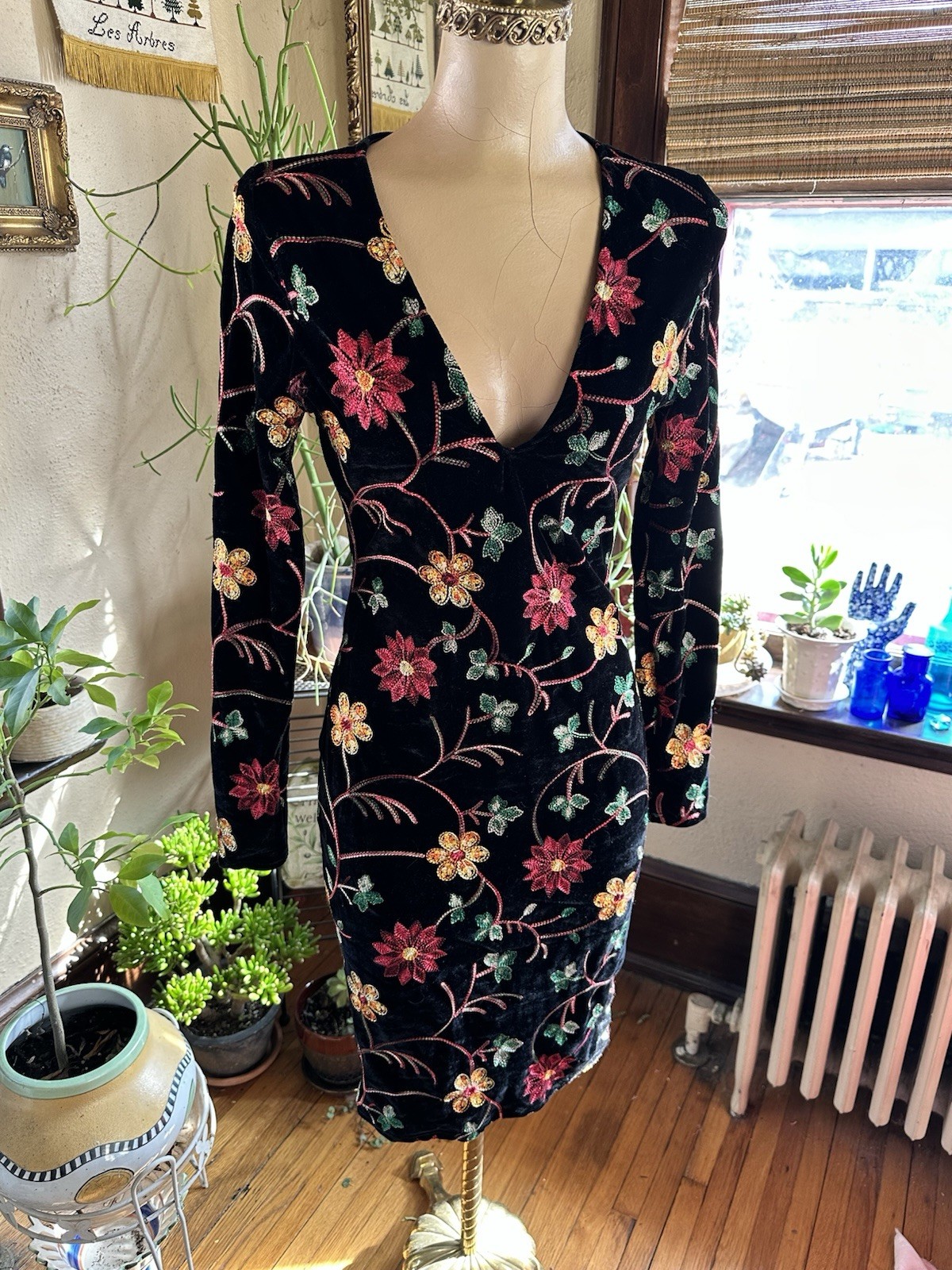 Unbranded Black Velvet Dress with Embroidered Flowers and Vines Gorgeous Sz.S/M