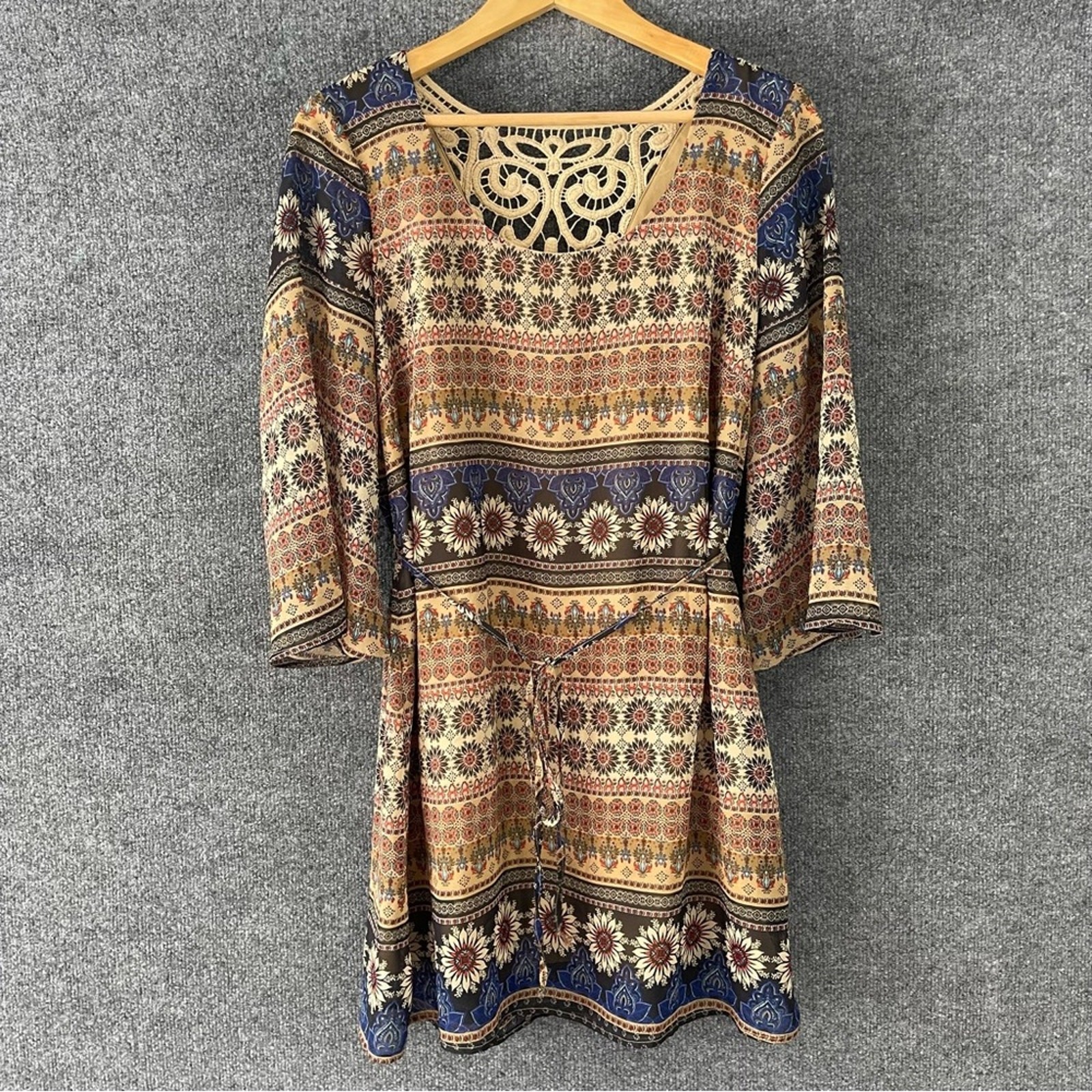 AUW Womens Crochet Back Floral Boho Dress Size Large Tan Navy Half Sleeve Lined
