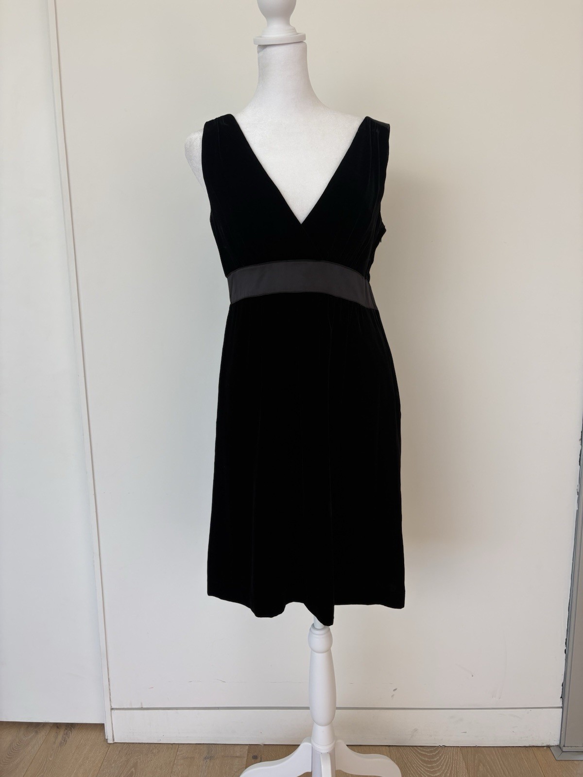 H&M Black Velvet Sleeveless V Neck Empire Waist Midi Dress Women’s US 6 EU 36
