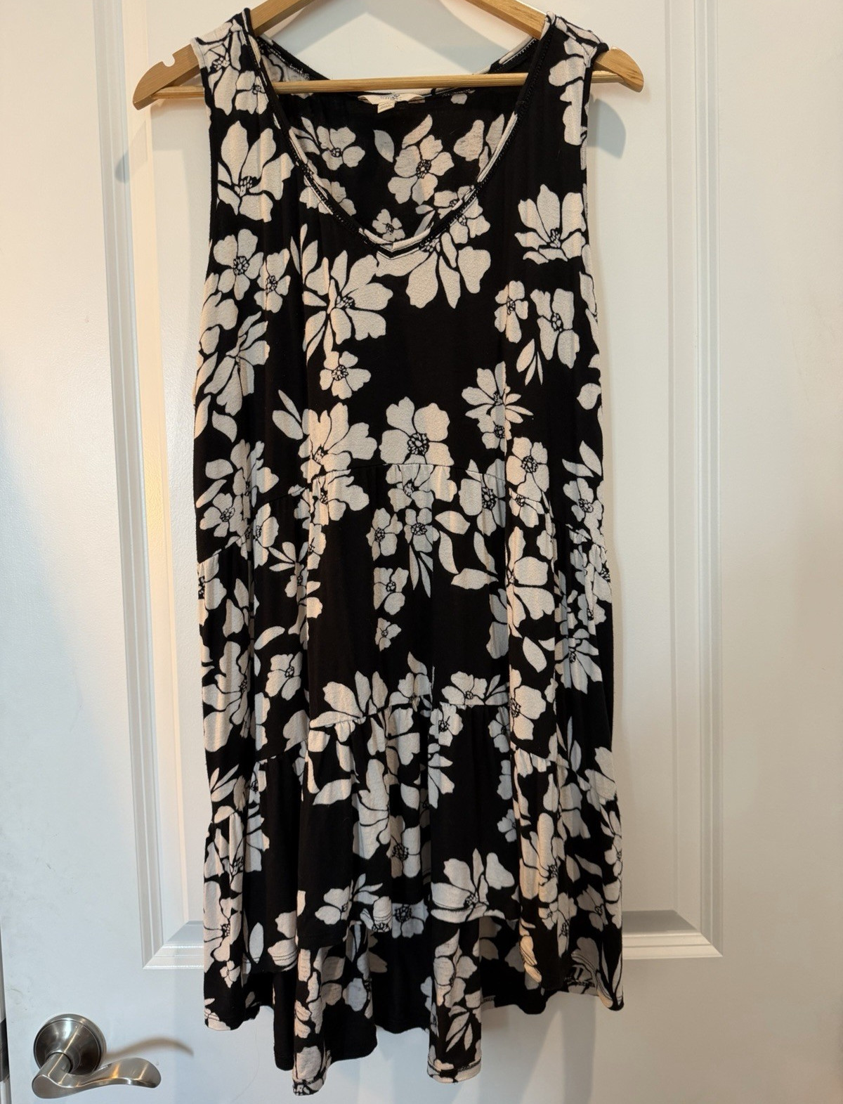 Terra & Sky 1X Black/White Floral A-Line V-Neck Sleeveless Ruffle Hem Dress