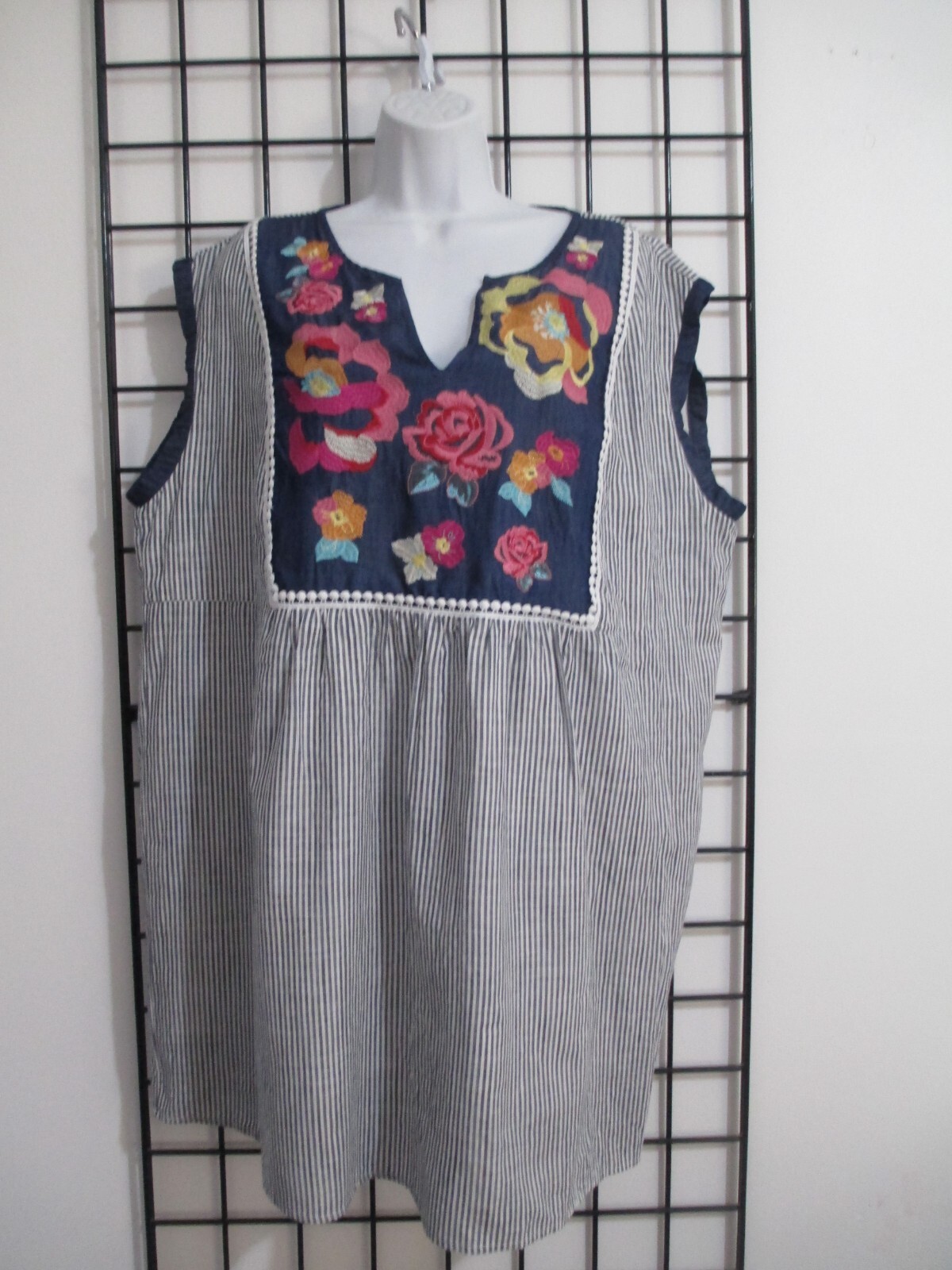 SAVANNA JANE 🌸 SIZE 2X==GRAY & WHITE STRIPED / EMBROIDERED / BABYDOLL DRESS