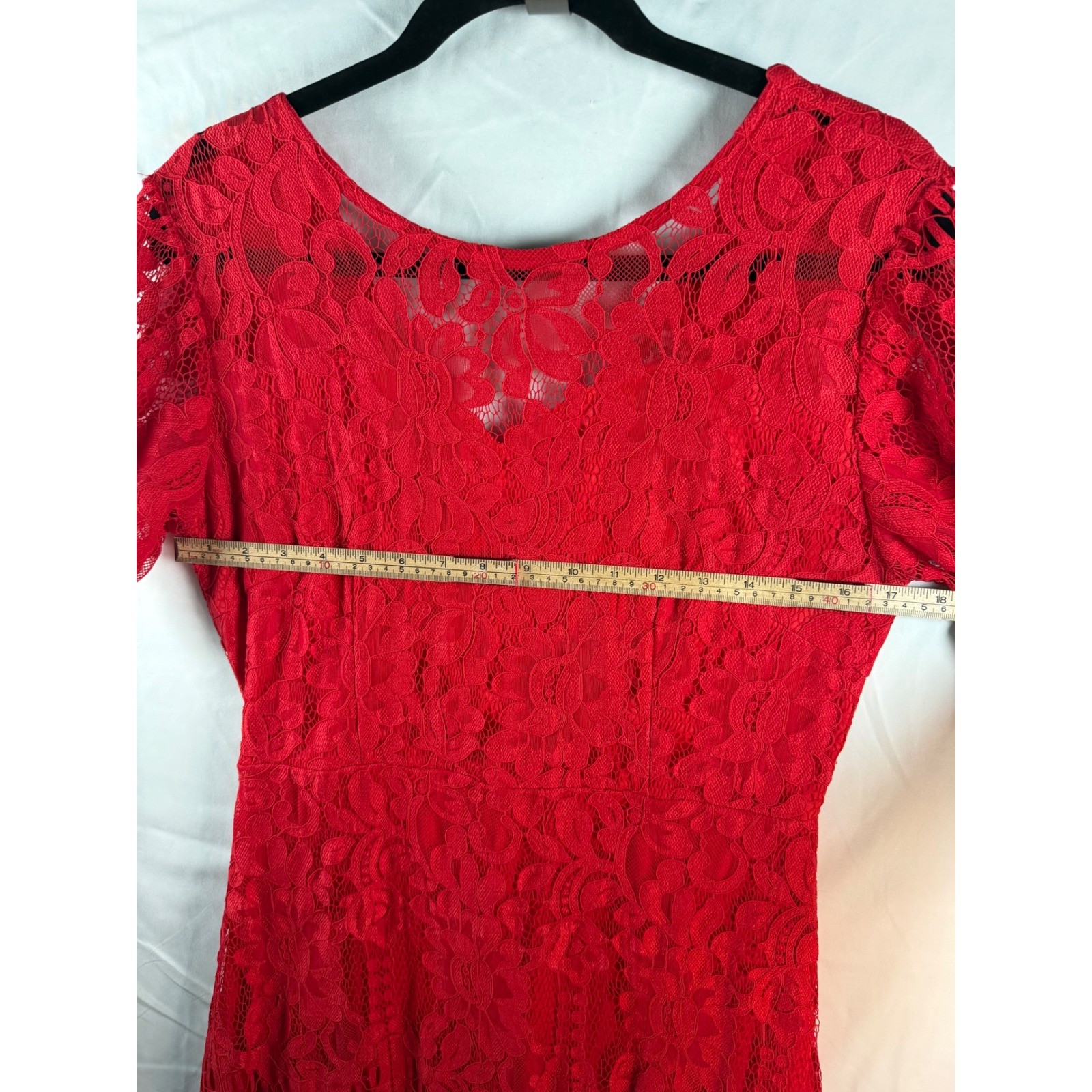 Red Floral Lace Short Sleeve V-Back Sheath Cocktail Dress Scalloped Hem
