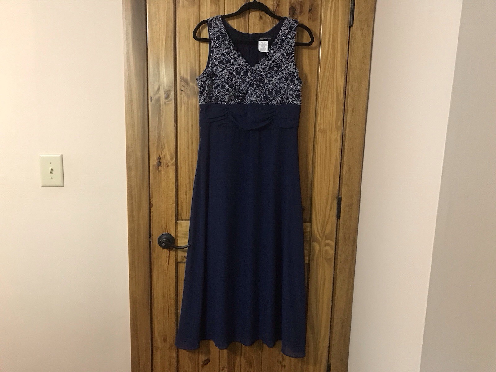 R&M RICHARDS Evening Gown V-Neck Beaded Front Slight Flare Bottom Design 14P Nav