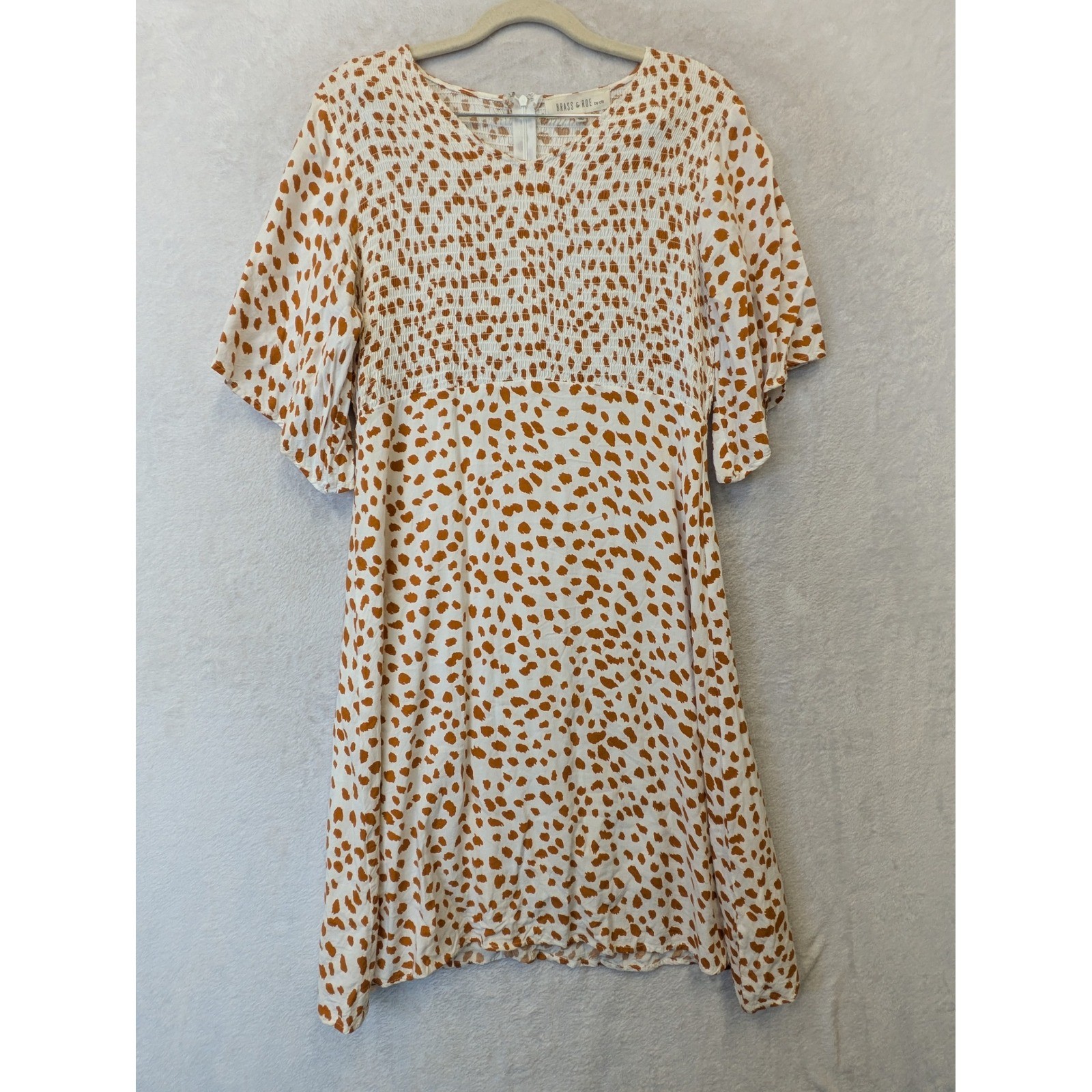 Brass & Roe Womens Small White Tan Animal Print Smocked V-Neck Dress ND0065-1