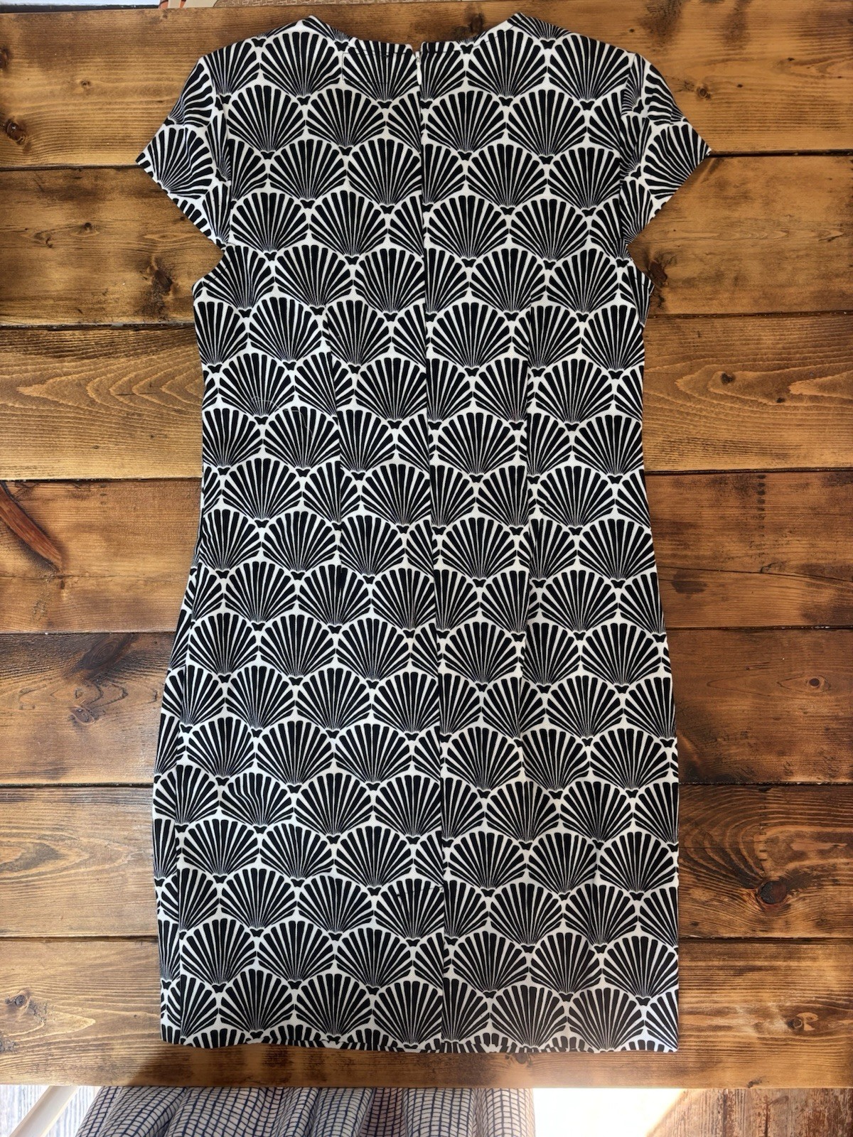 Women’s Mud Pie size S dress shell print with gold accents, preppy look EUC