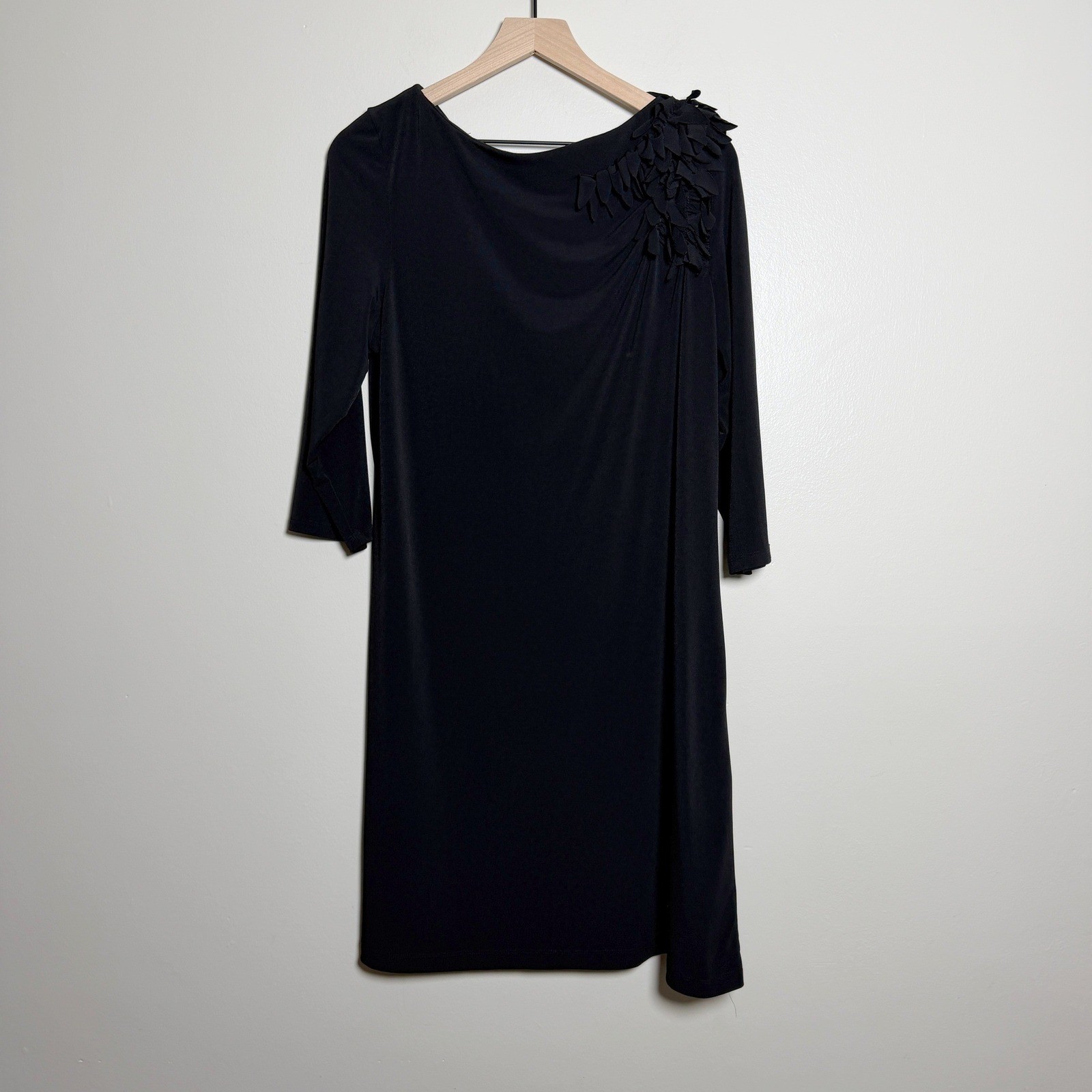 Clari.e. Black 3/4 Sleeve Shift Dress Floral Applique Shoulder Size 16 Boat Neck