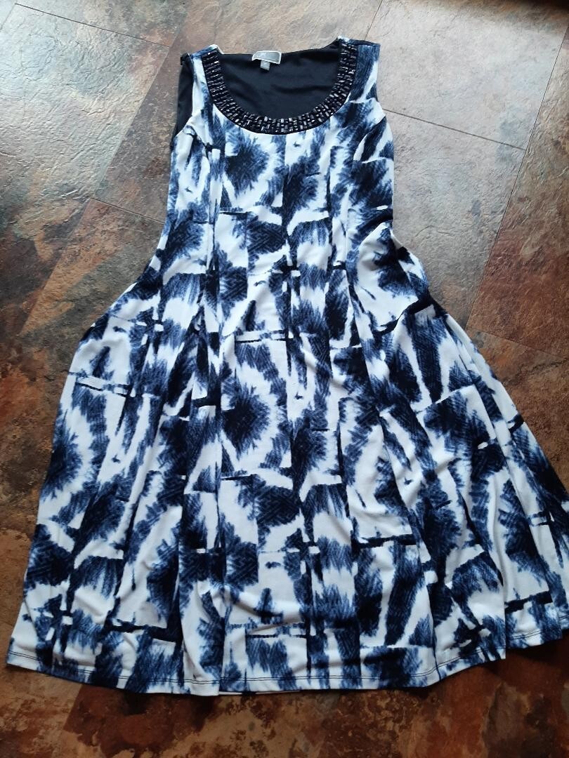 misses dress size m blue and white jm collection 95%polyester 5% spandex