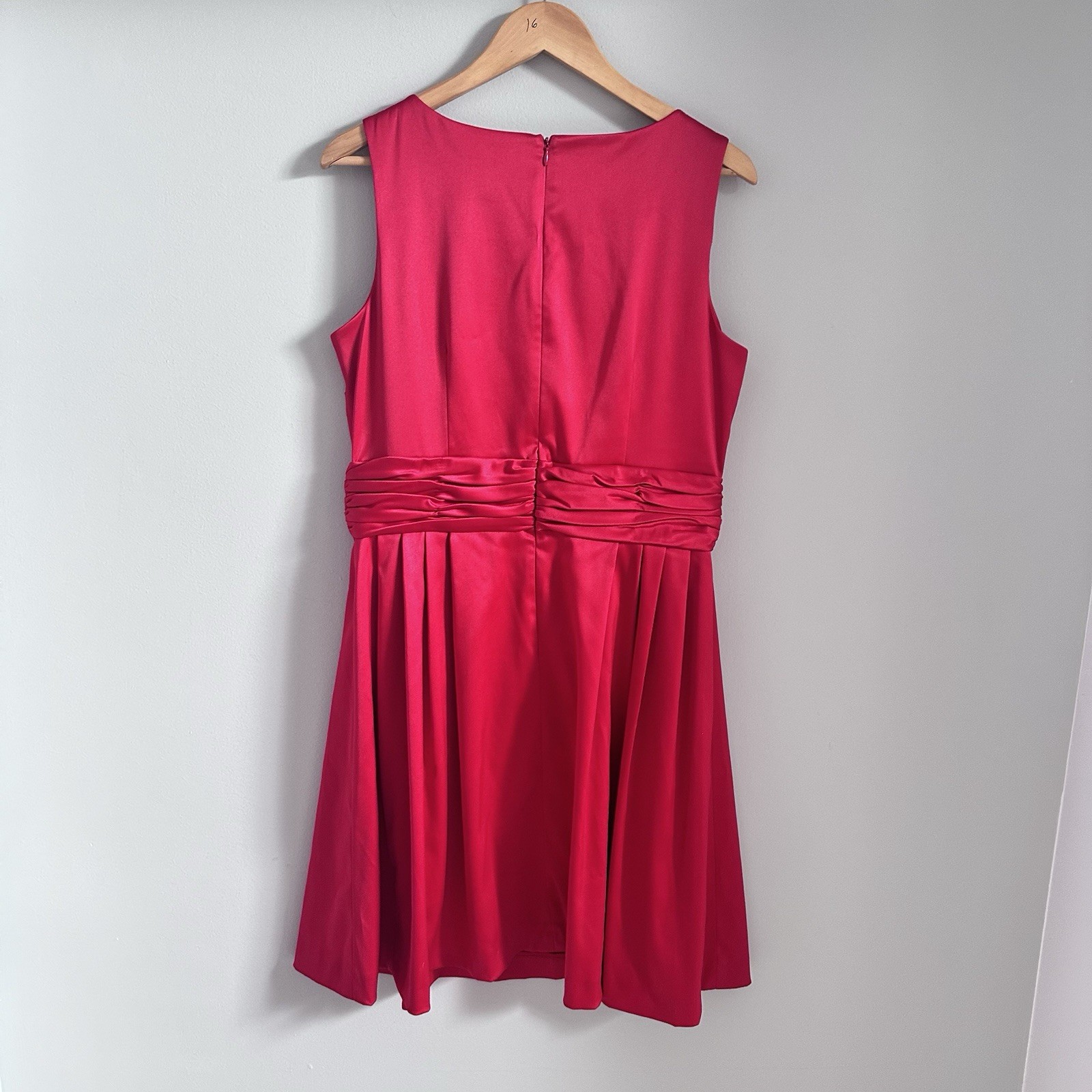 Women’s Red Dress Size 14 Satiny Opaque Sleeveless Cocktail Party Knee Length