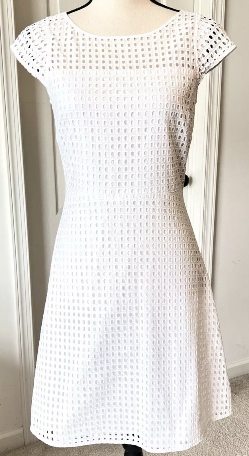 J Crew round neck keyhole closure white eyelet cap sleeve lined dress Size 8