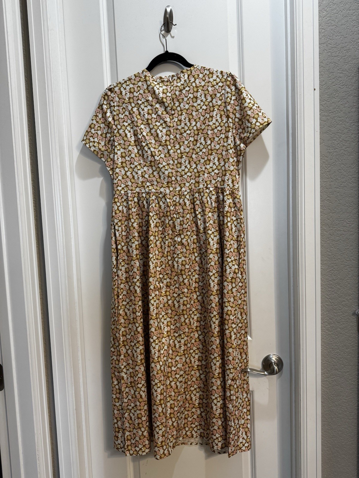 Beige Floral maxi Dress Large Back Zipper Vneck Short Sleeves Slide Pockets