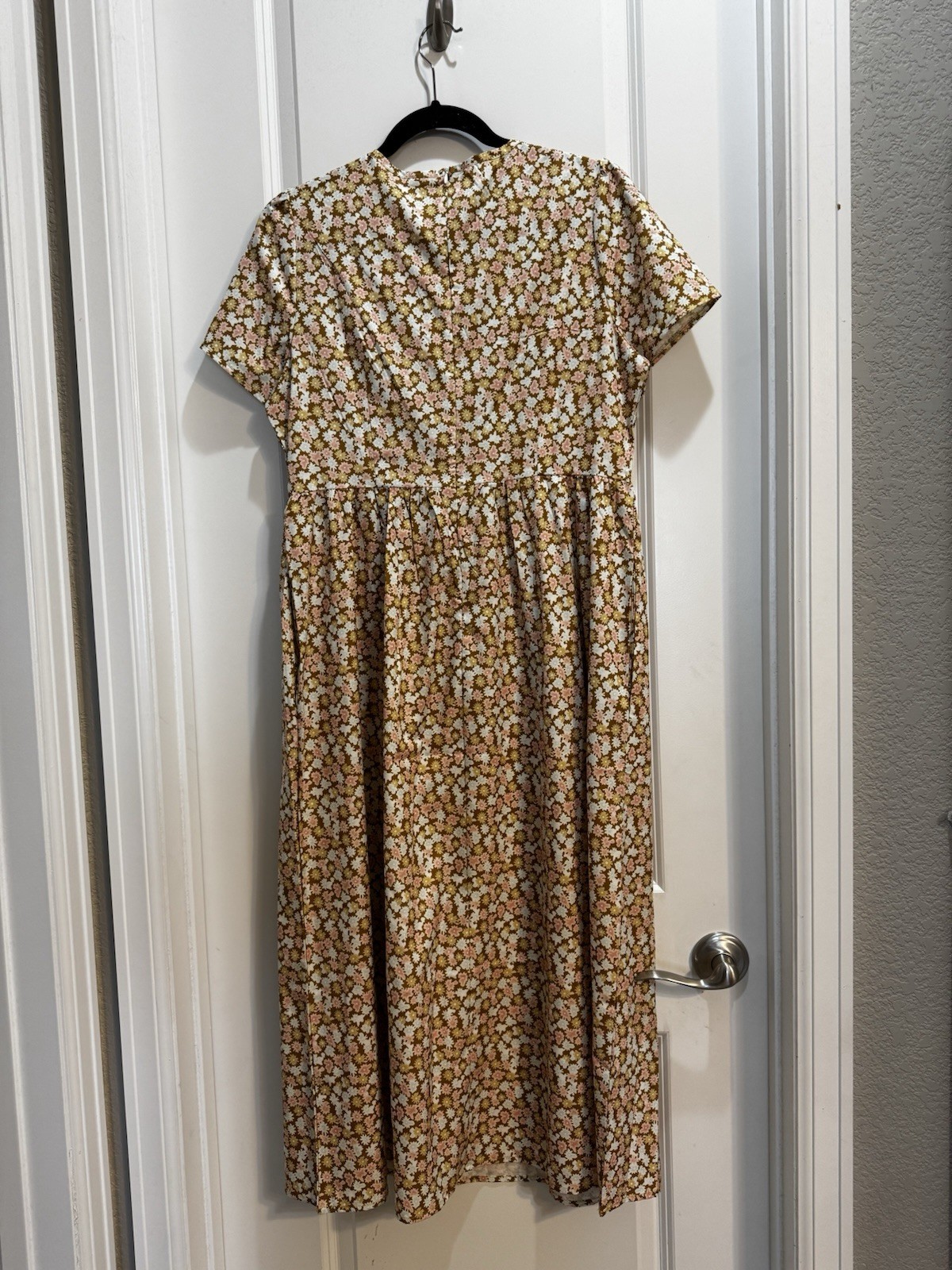 Beige Floral maxi Dress Large Back Zipper Vneck Short Sleeves Slide Pockets