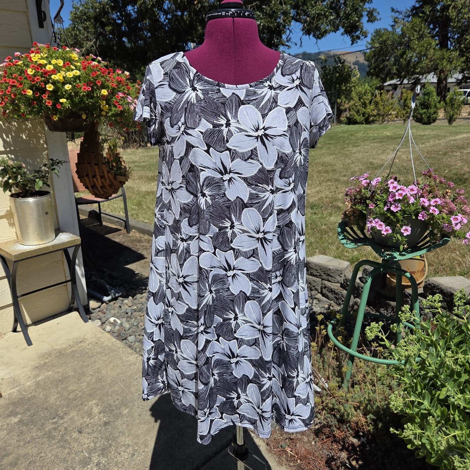 NWOT SJS Relaxed Black And White Floral Mini Dress. Size M.