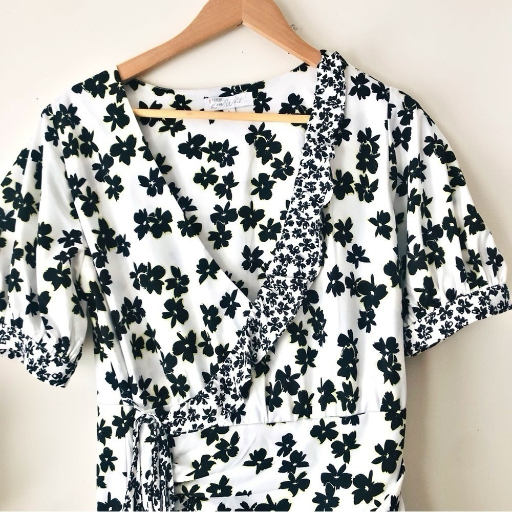Love, Whit by Whitney Port V-Neck Black/White Floral Wrap Midi Dress Size Large