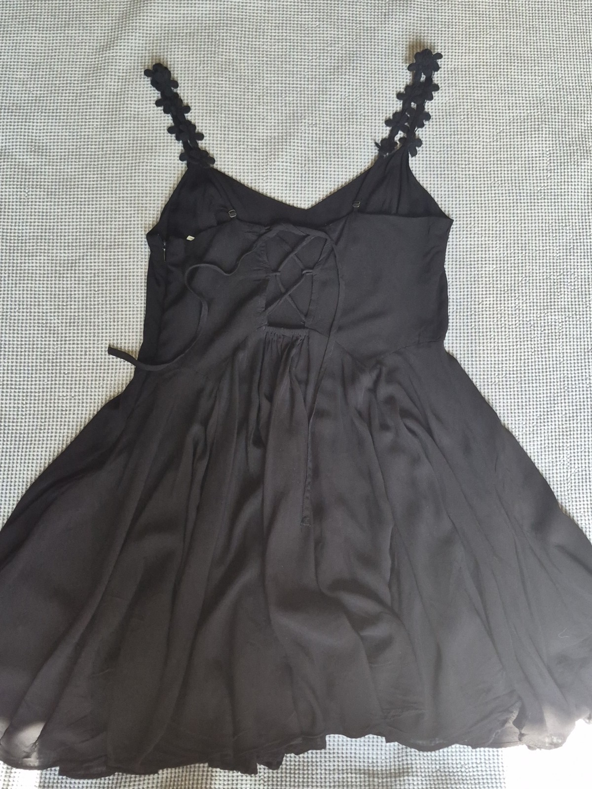 Kimchi Blue Black Solid V-Neck Strappy Lace-Up Fit & Flare Short Dress M