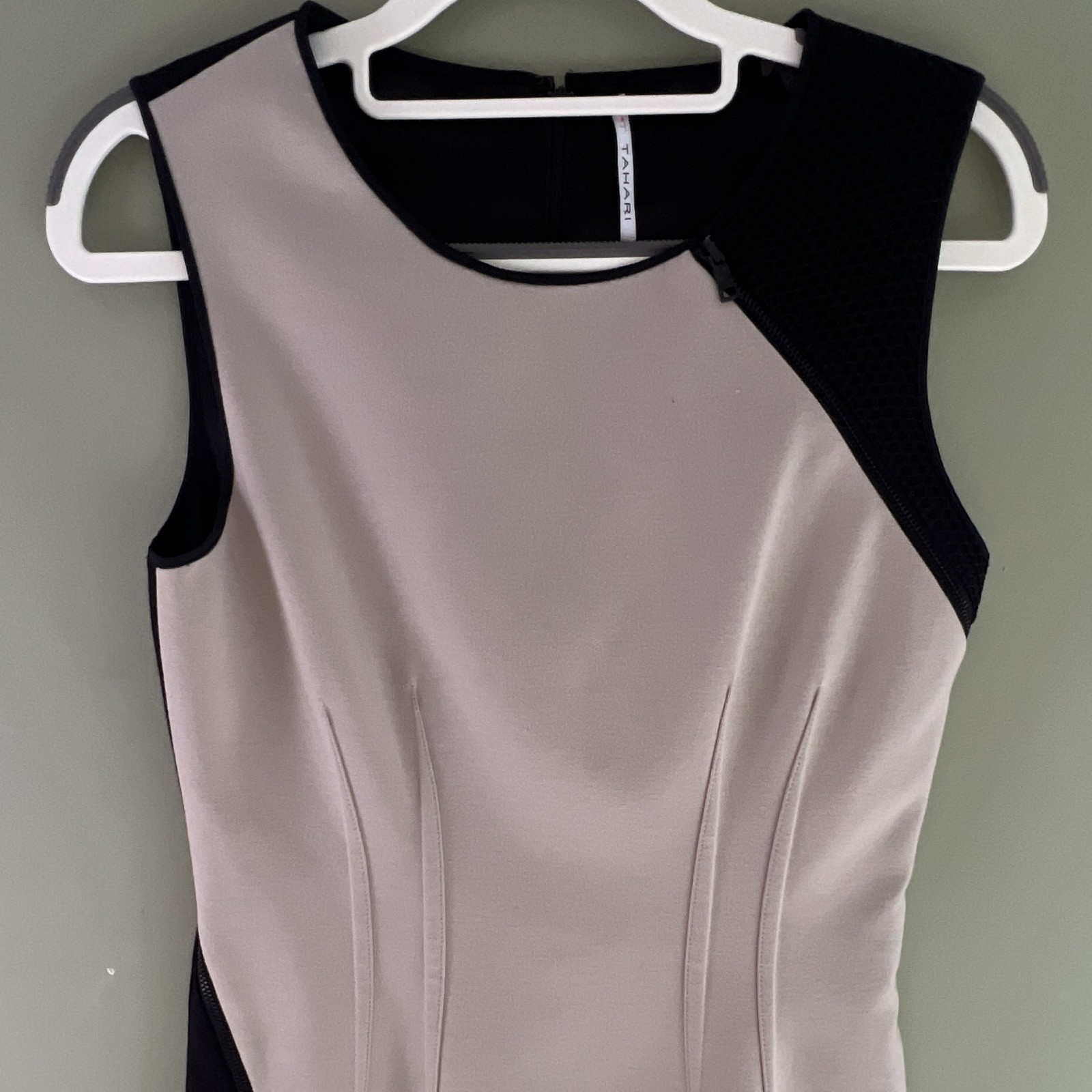 Tahari Black/Beige Colorblock Sheath Dress Sz 4 Round Neck Sleeveless Knee Knit