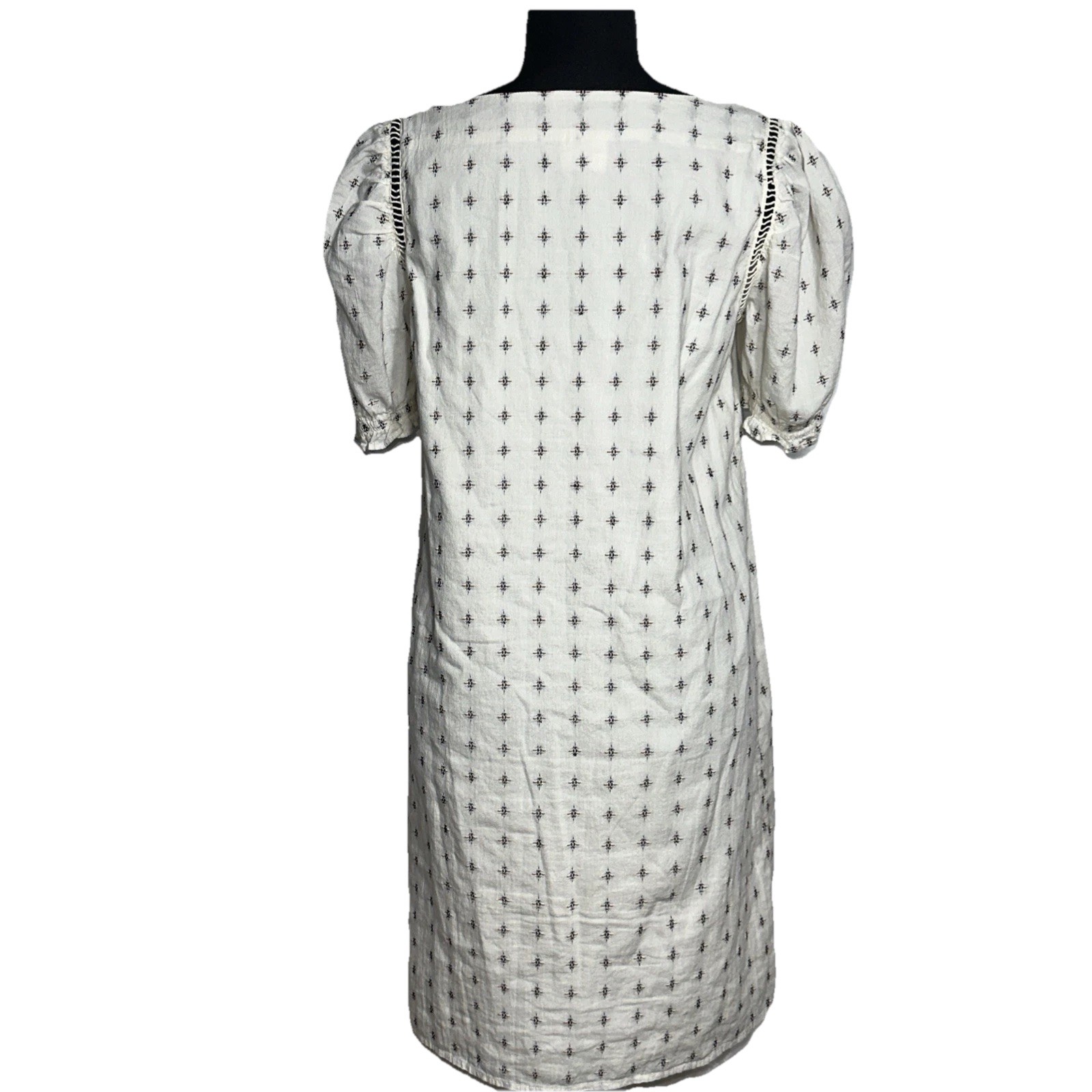 Embroidered lightweight mididress size MEDIUM Cream button down square neck