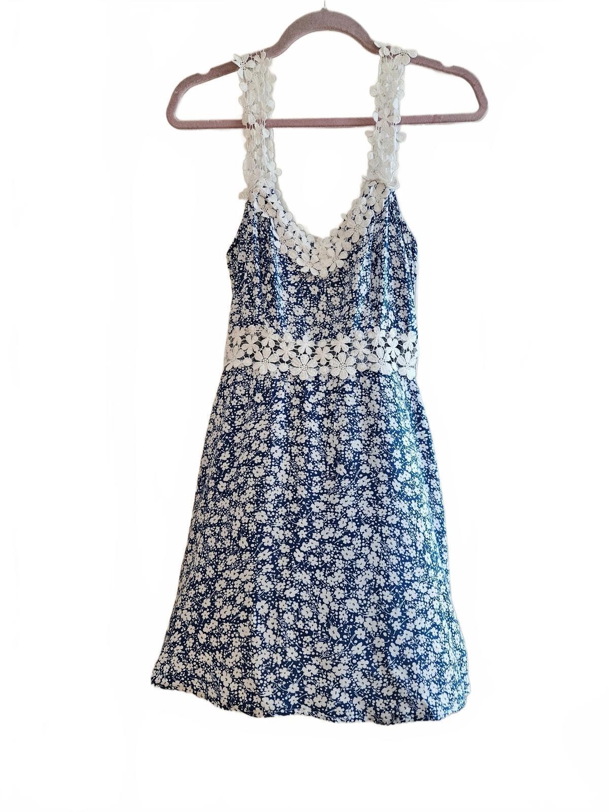 CUPSHE Daisy Daze Floral Mini Dress Blue and White w/White Floral Trim, Size SM