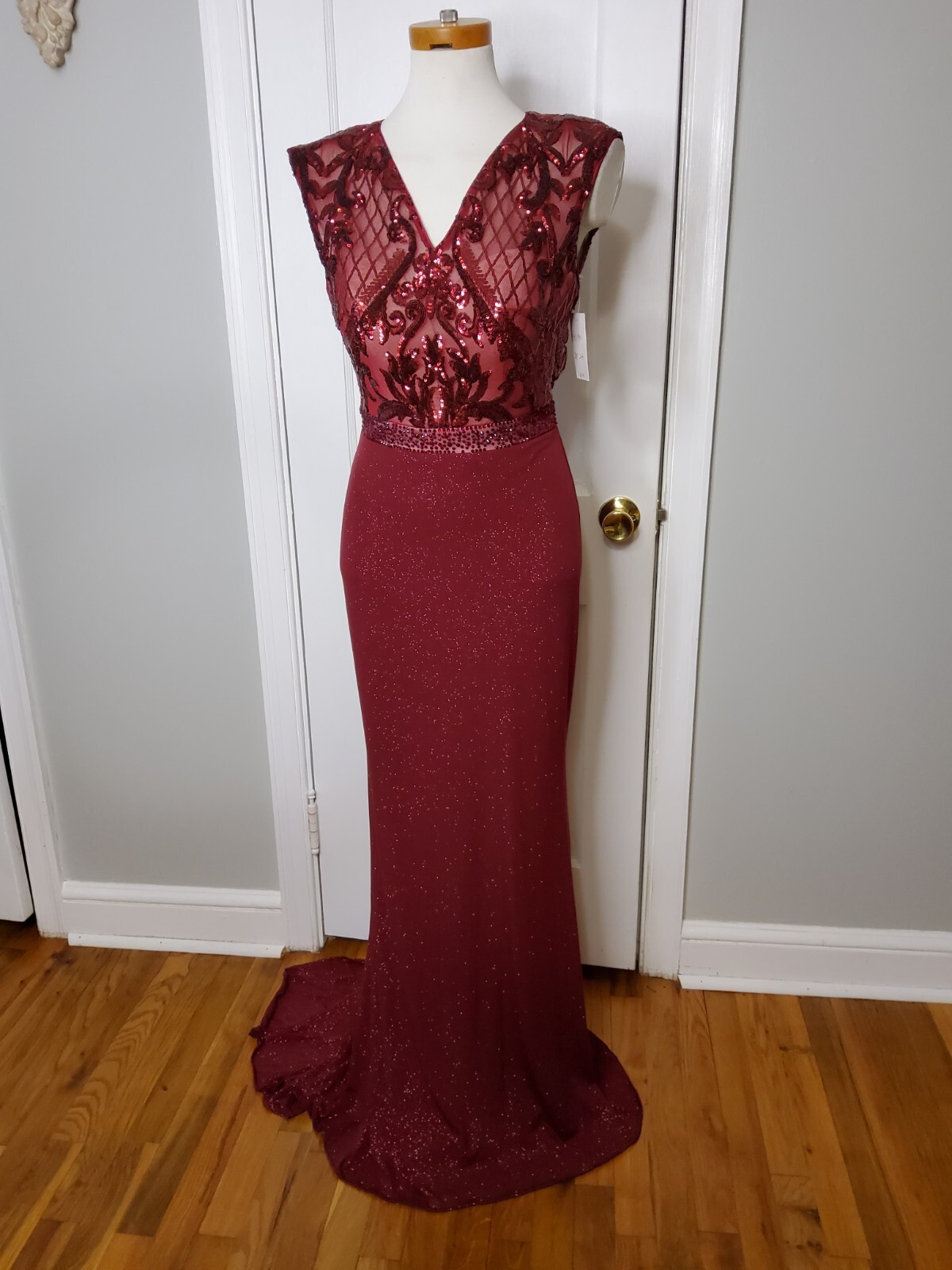 NWT PANOPLY Wine Formal, 4/6ish, Beaded, Sequins, Sweeping Train, V Neck