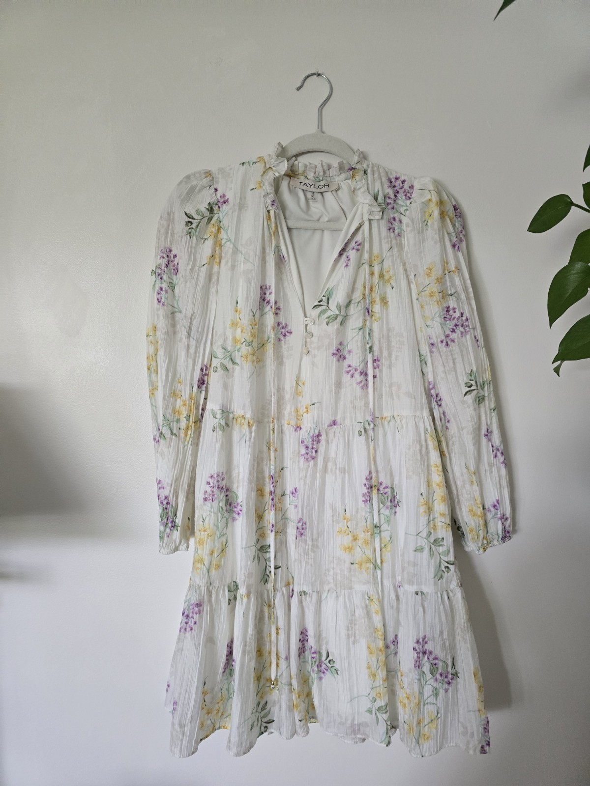 TAYLOR size Small Ivory Floral Spring Long Sleeves Unlined Feminine Dress