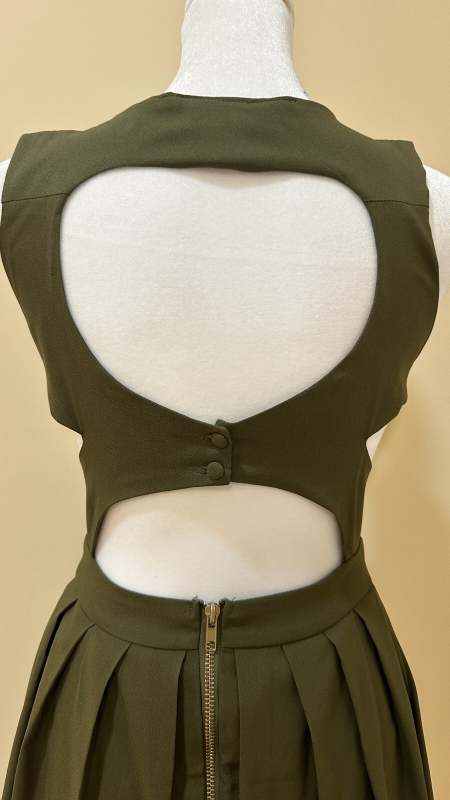 TILLY ANNE Olive Green Mini Sleeveless Lined Pleated Dress Cut Out Back Sz S