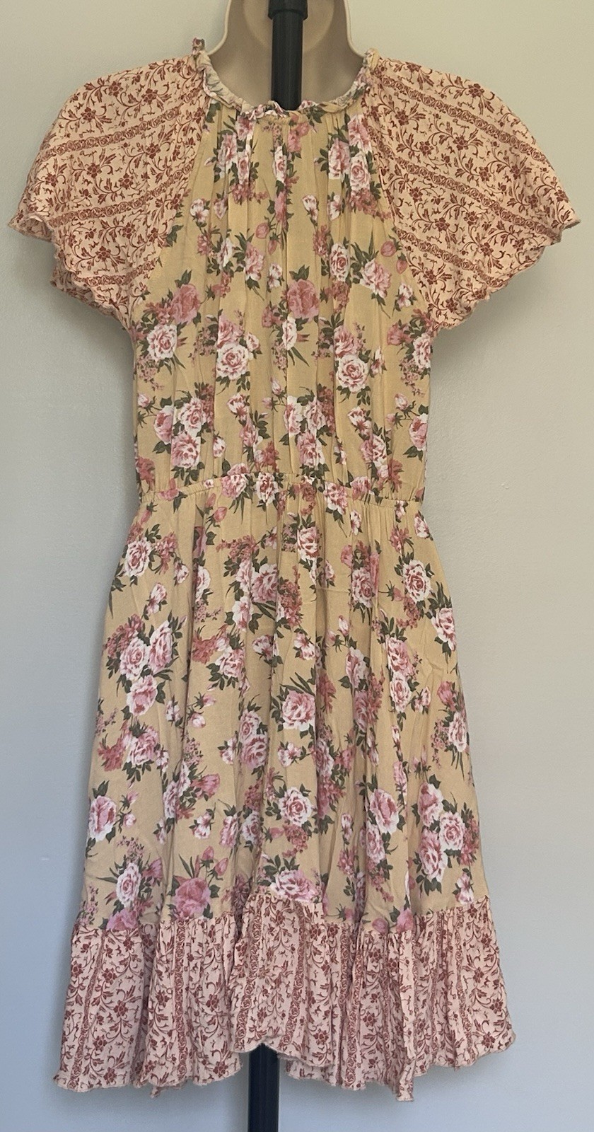 UMGEE Floral Flowy Tiered Flutter Sleeve Ruffle Round/Split V-Neck Size Small