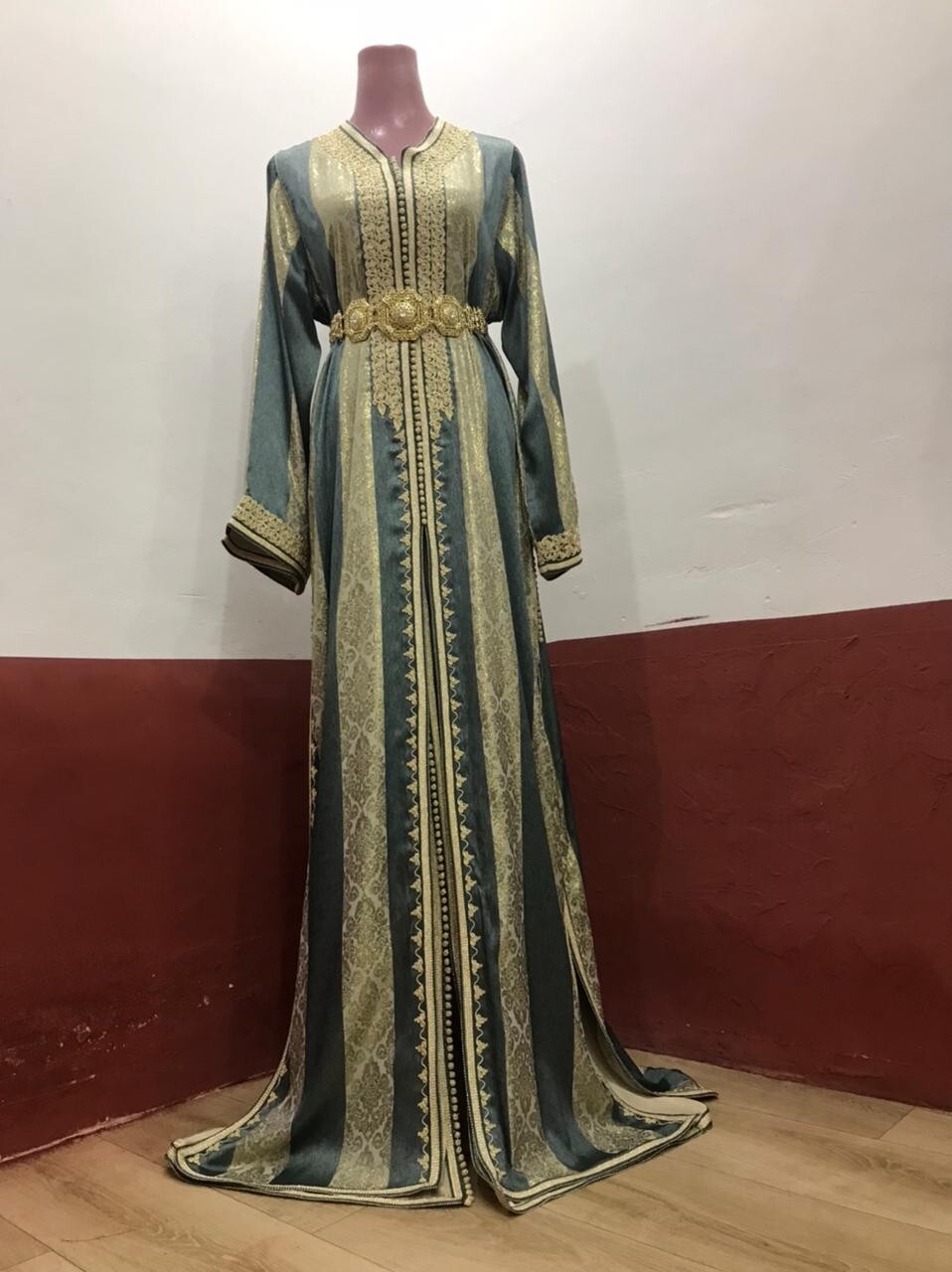 Takchita marocainne traditionnelle élegante constituée de deux pièces