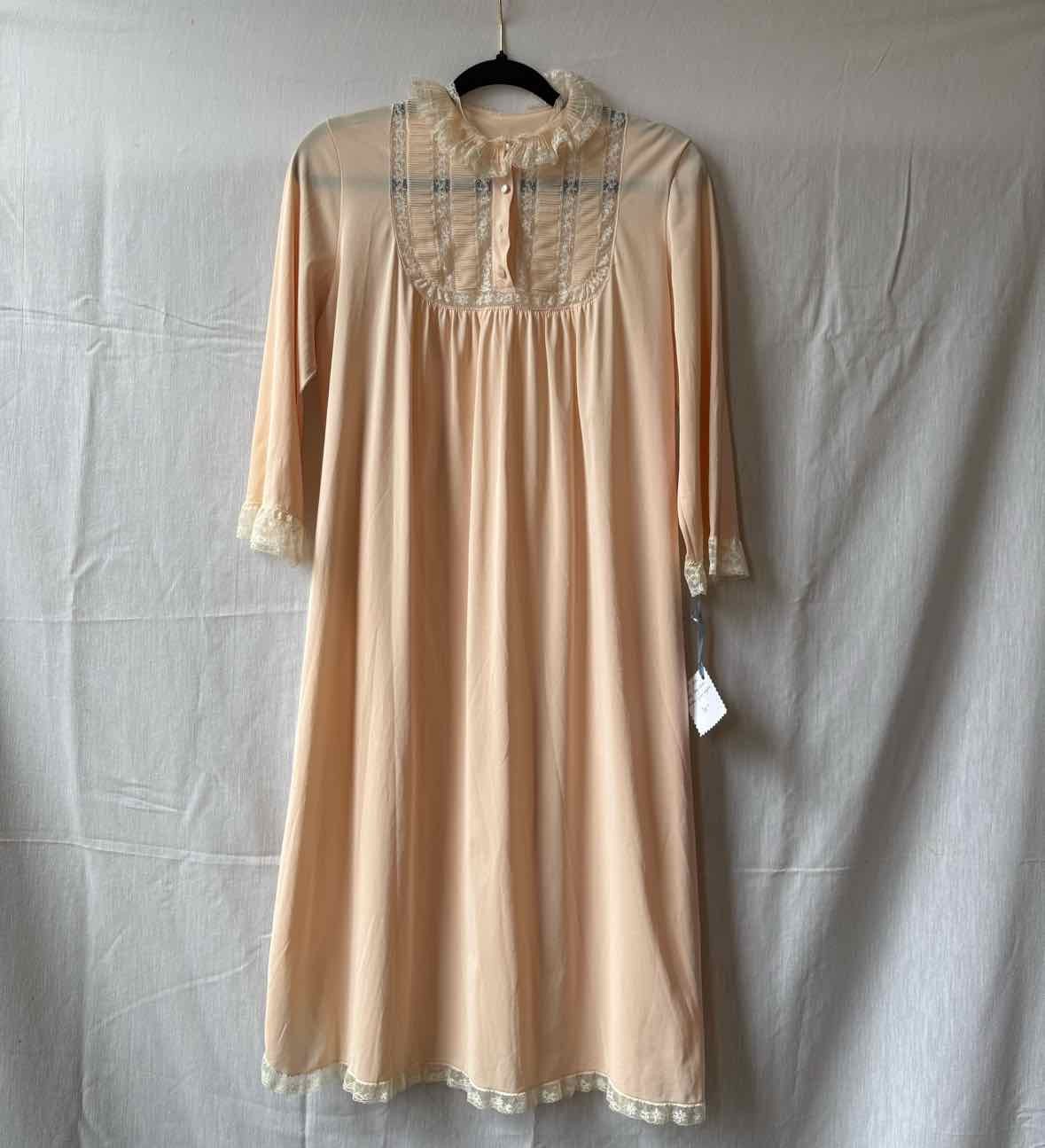 Vintage 1950’s pale peach long sleeve nighty
