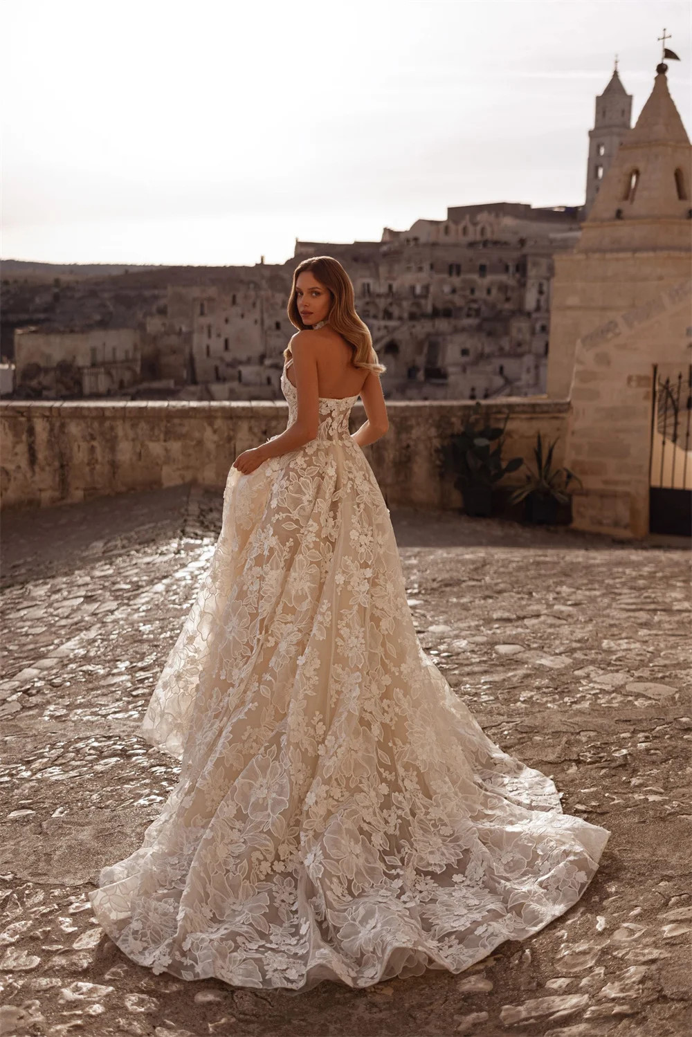 Customized White Halter Necklink Wedding Dresses Sleeveless Backless Floral Lace