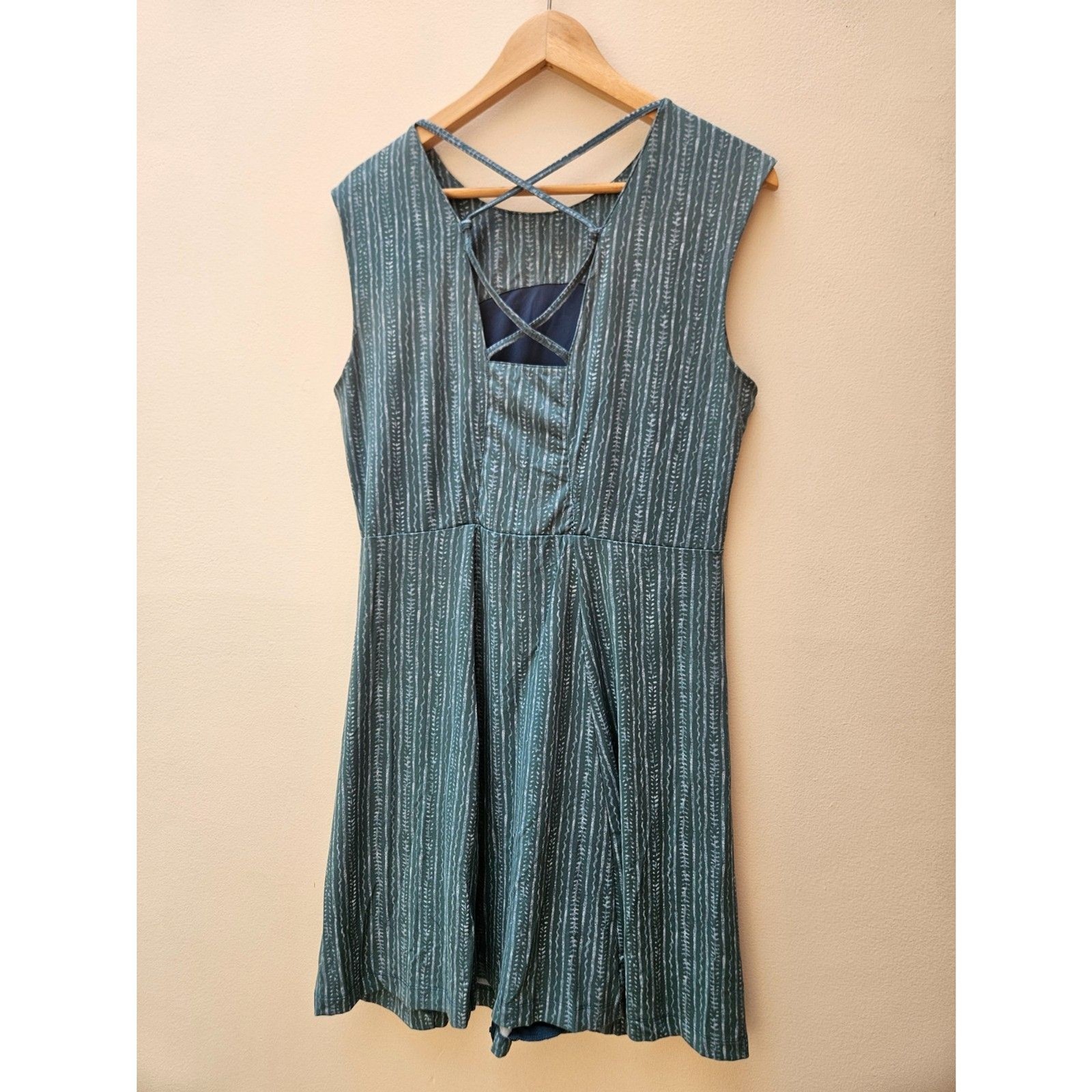 Title Nine Steadfast active dress criss-cross womens medium