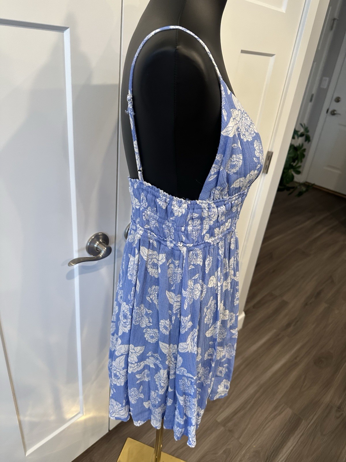 Love Tree Boutique Floral Flowy Lightweight Summer V Neck Blue Dress M