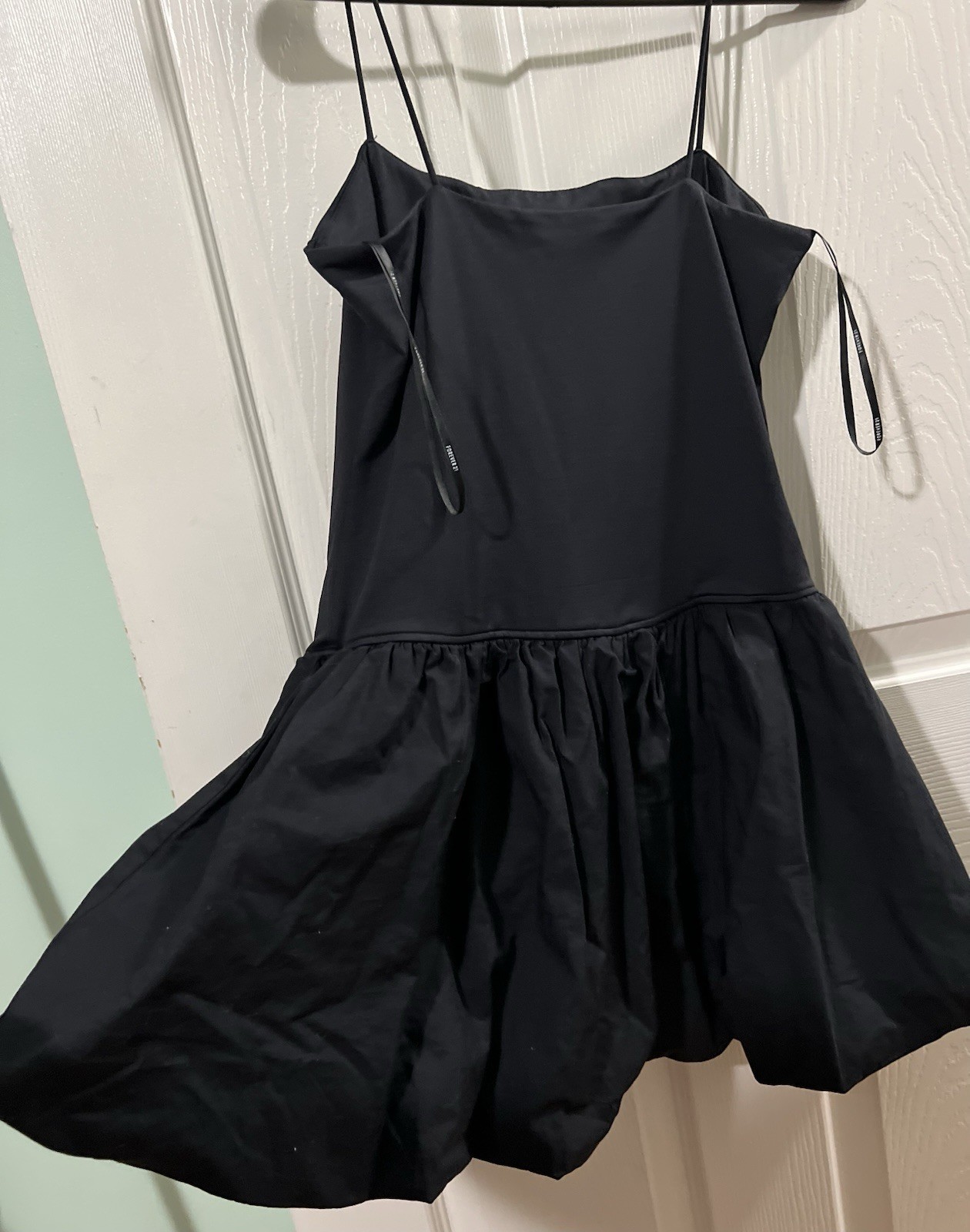Forever 21 Poplin Balloon Bubble Hem Mini Dress in black. Spaghetti Straps. Sz M