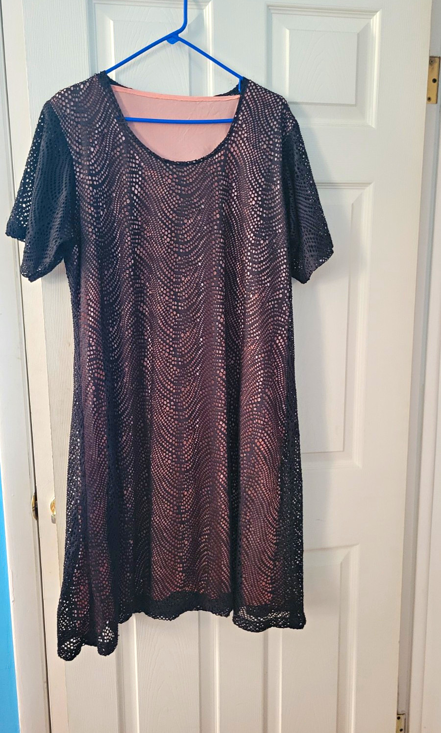 Women’s Black/coral Sheer Mesh Shift Dress Short Sleeve Round Neck Knee