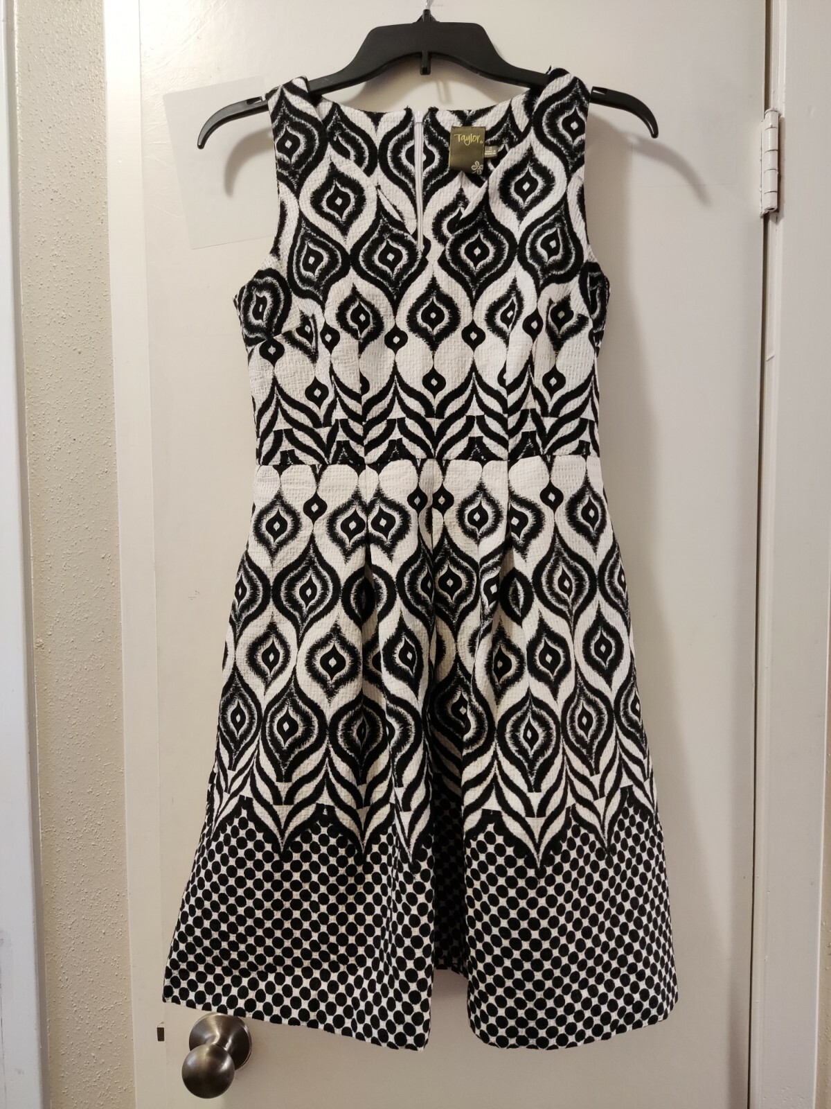 Taylor Women’s Black/White Fit and Flare Dress Size 2. P-T-P:15.5in