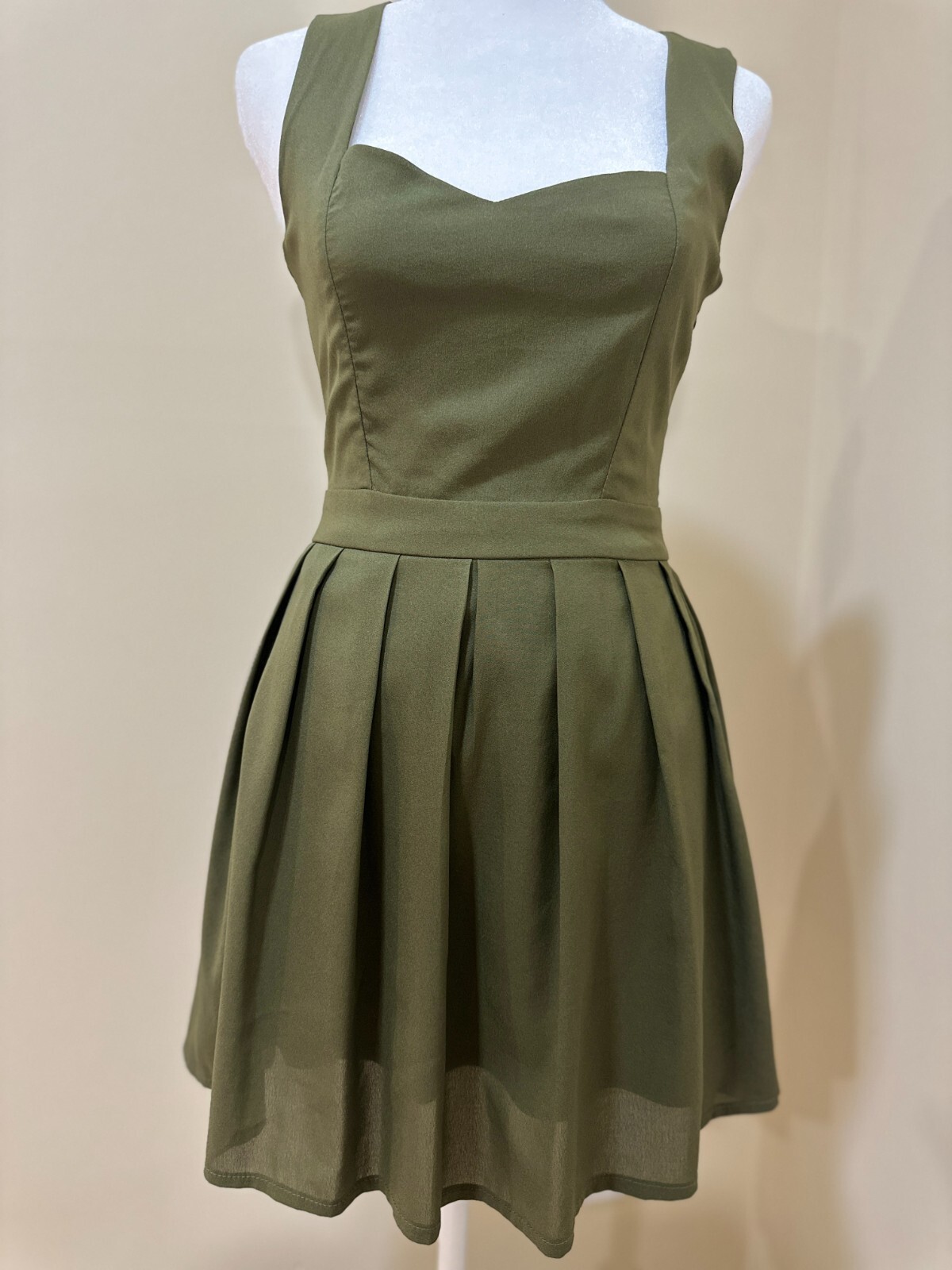 TILLY ANNE Olive Green Mini Sleeveless Lined Pleated Dress Cut Out Back Sz S