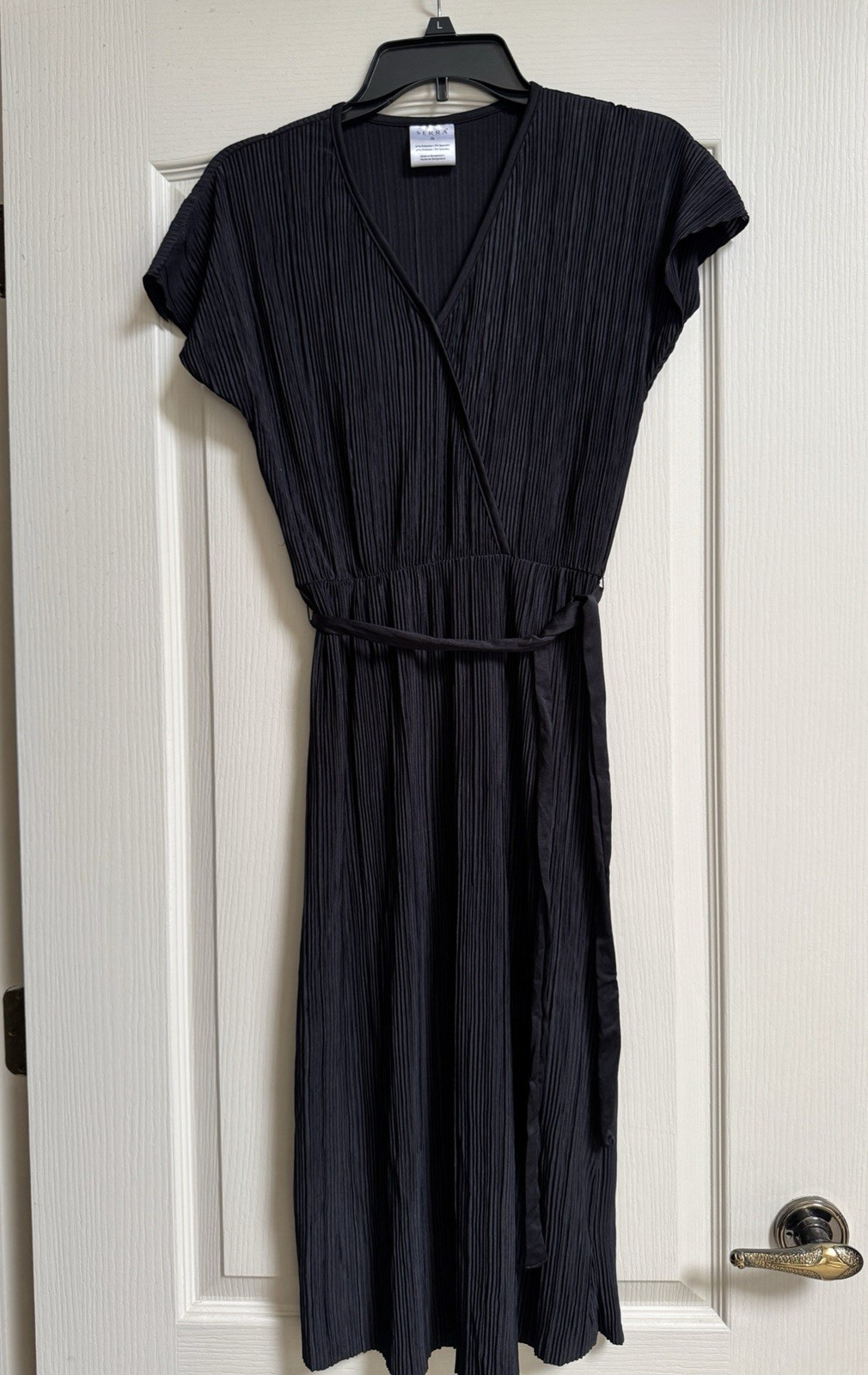 NWOT Serra Black Stretch Pleated Cap Sleeves Belted V-Neck Dress Size Small