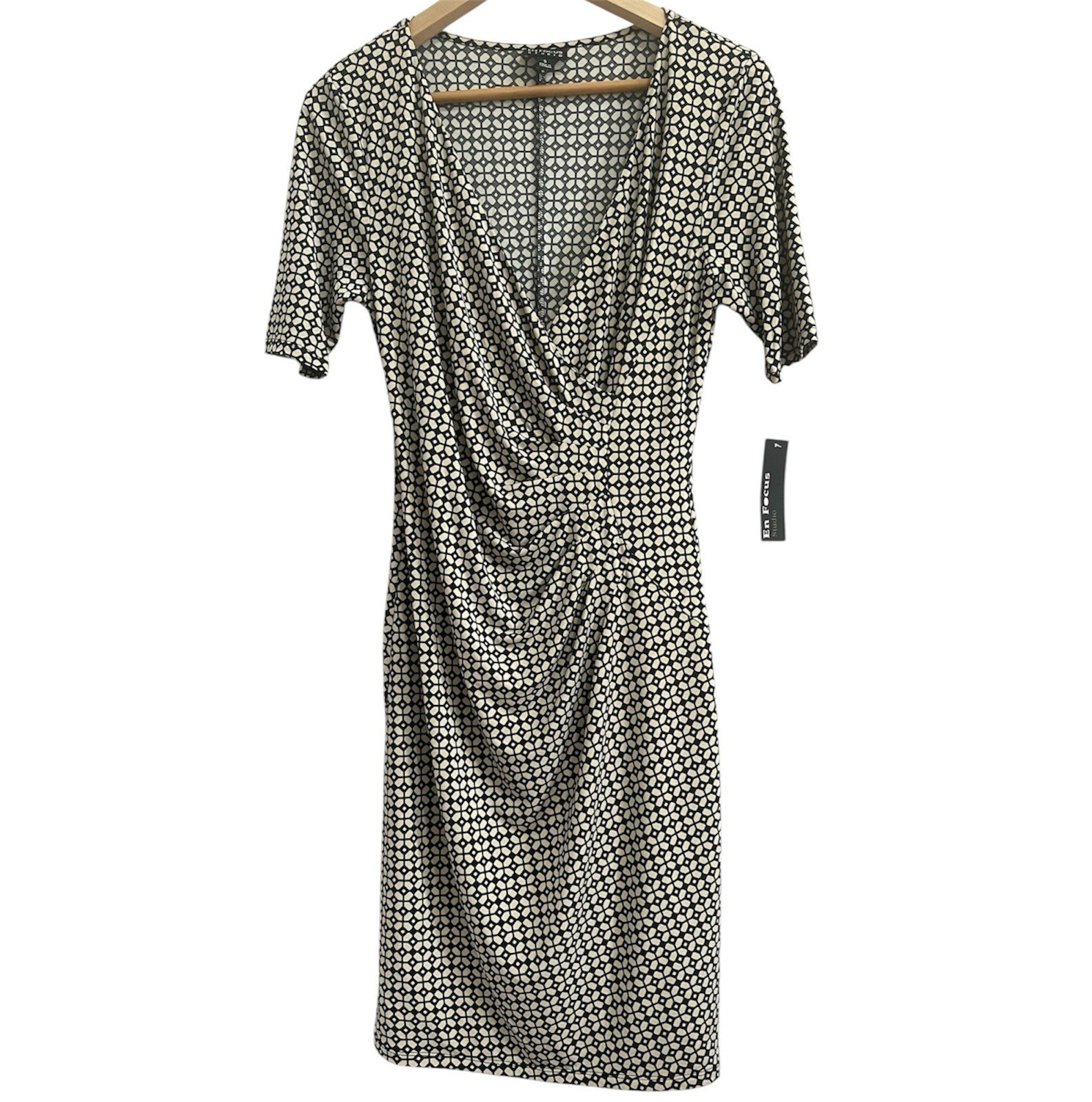 En Focus Studio Black White Geometric Ruched Sheath V-Neck Short Sleeve 2
