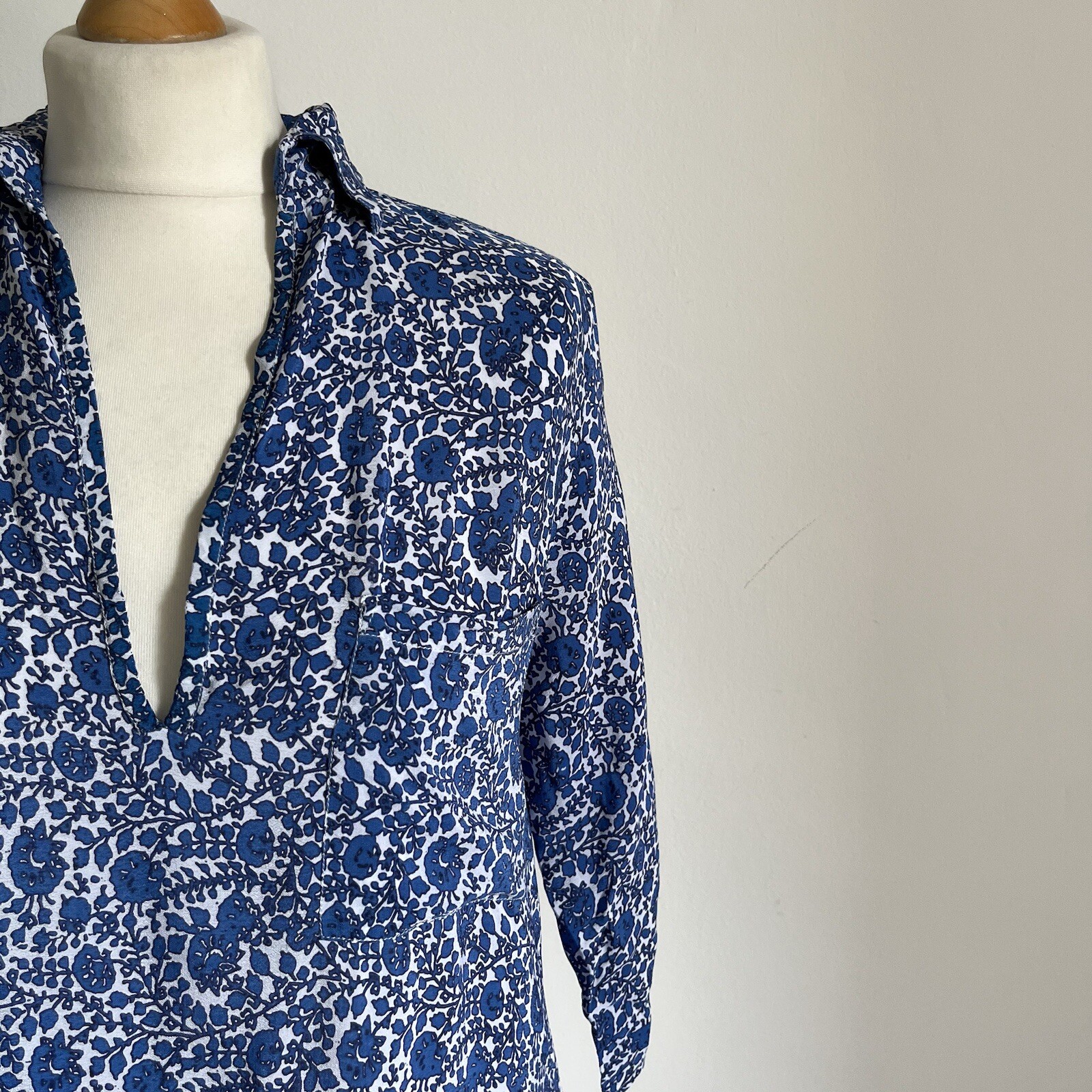 One Season Tunic Size Small Blue Patterned Collared 3/4 Sleeves Pockets Holiday