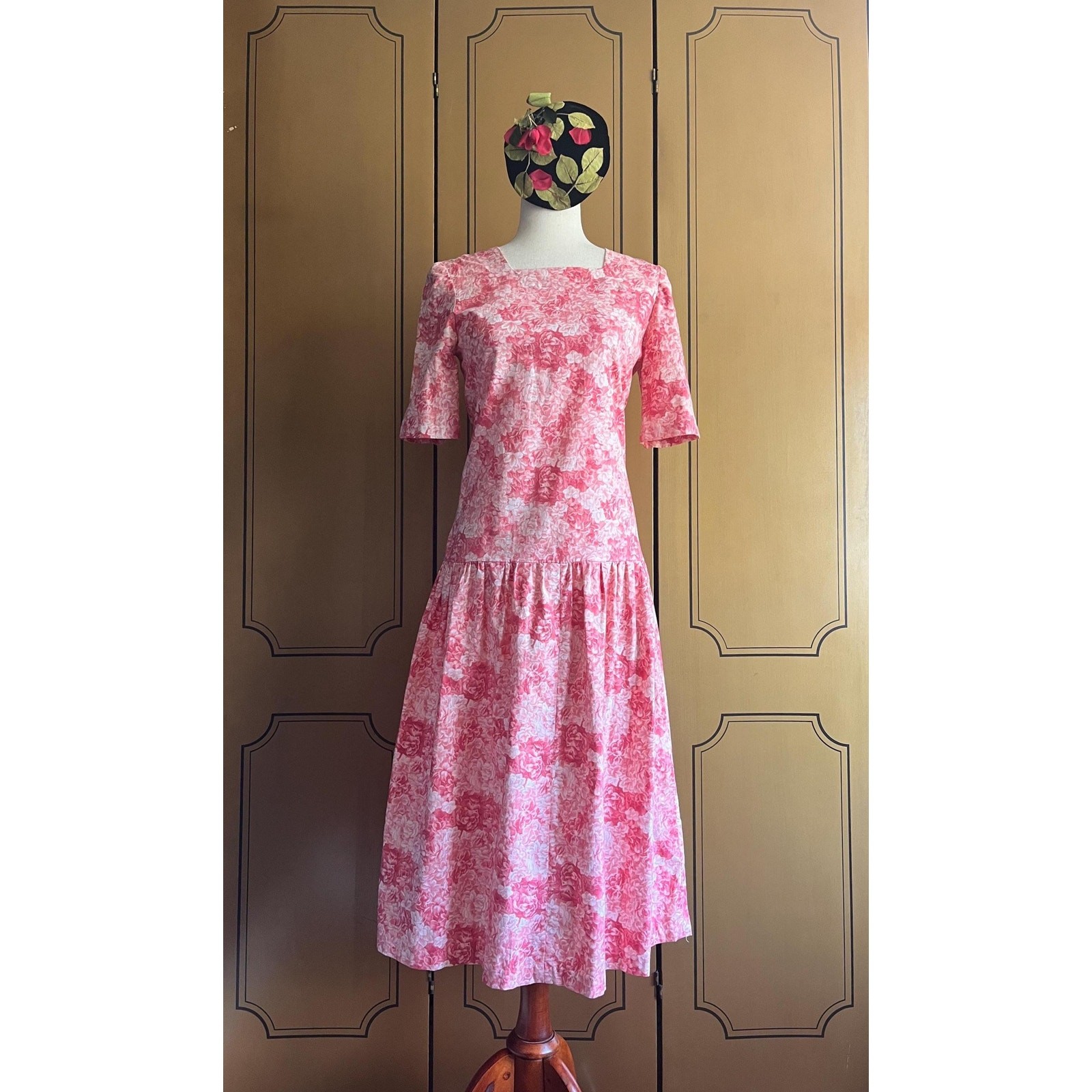 Vintage short sleeves dress with pink flowers, size M