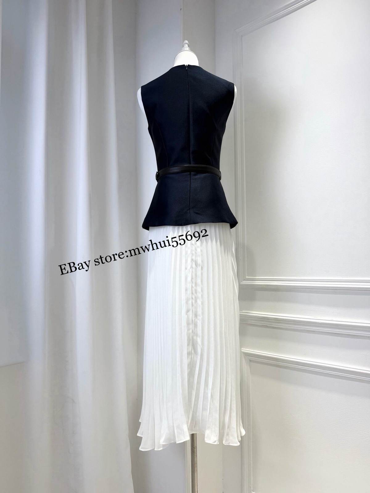 Elegant Temperament Slim Holiday Round Neck Sleeveless Pleated Dress 2026 Summer