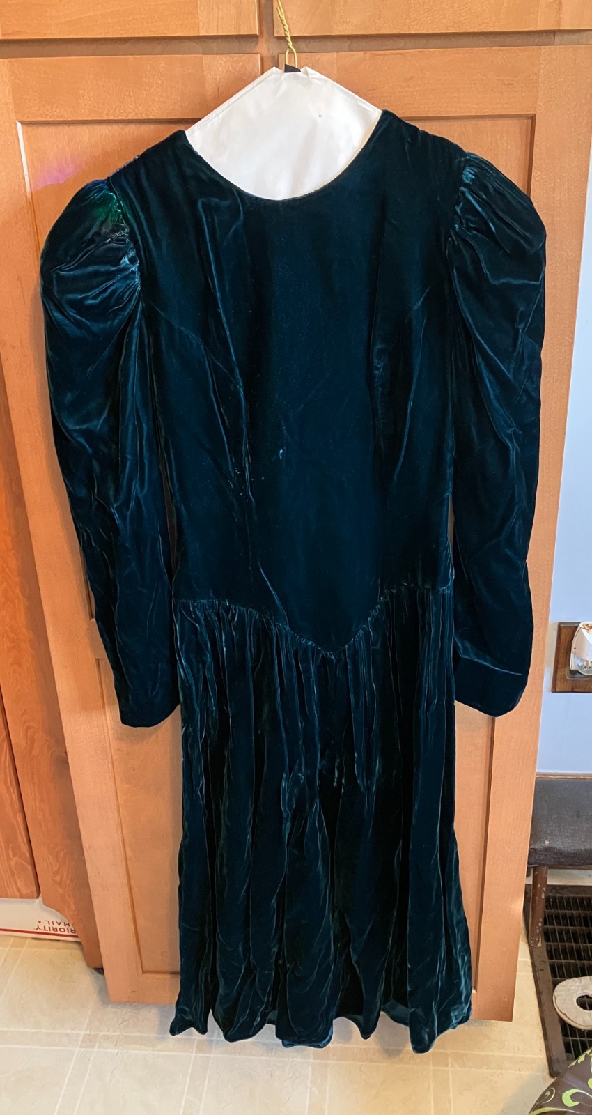vintage green velvet dress. Fitted with a drop waist in the front. Green satin