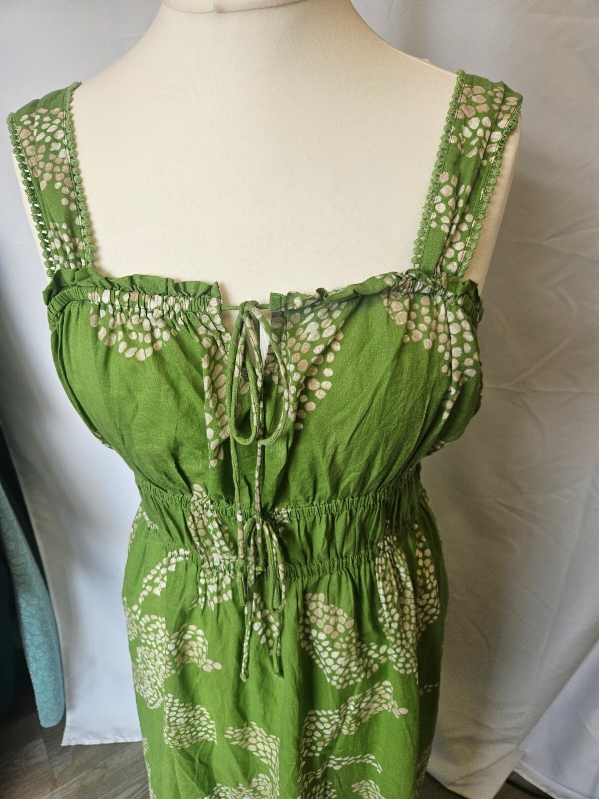 Green Sleeveless Summer Dress with White Leaf Pattern, Size XL