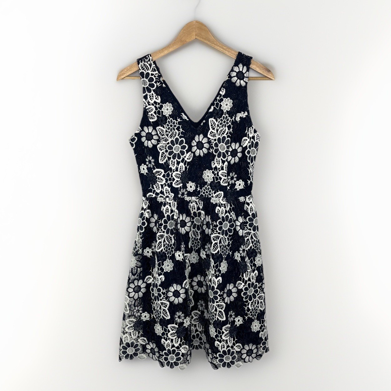 J.O.A. Neiman Marcus NWT Floral Lace Dress Sz S Blue White V-Neck Sleeveless