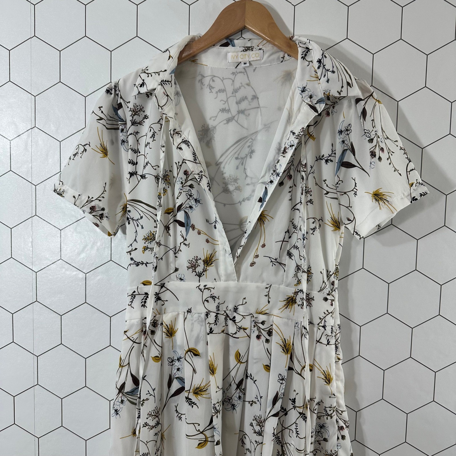 Ivy City Co White Floral Wildflower Tie Neck Pleated Midi Dress Womens Size M